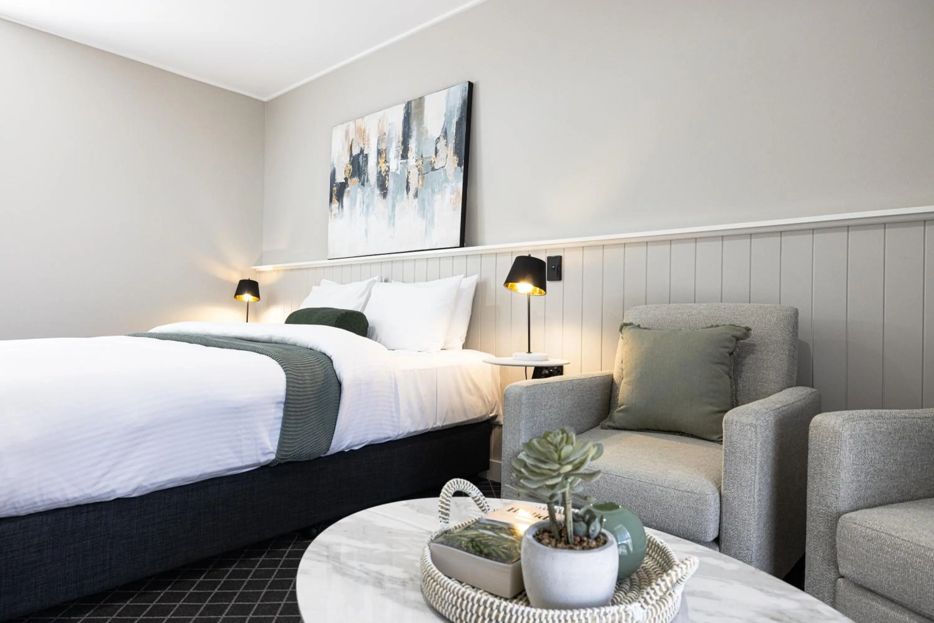 Seating area, Bed in Econo Lodge Gateway Tamworth