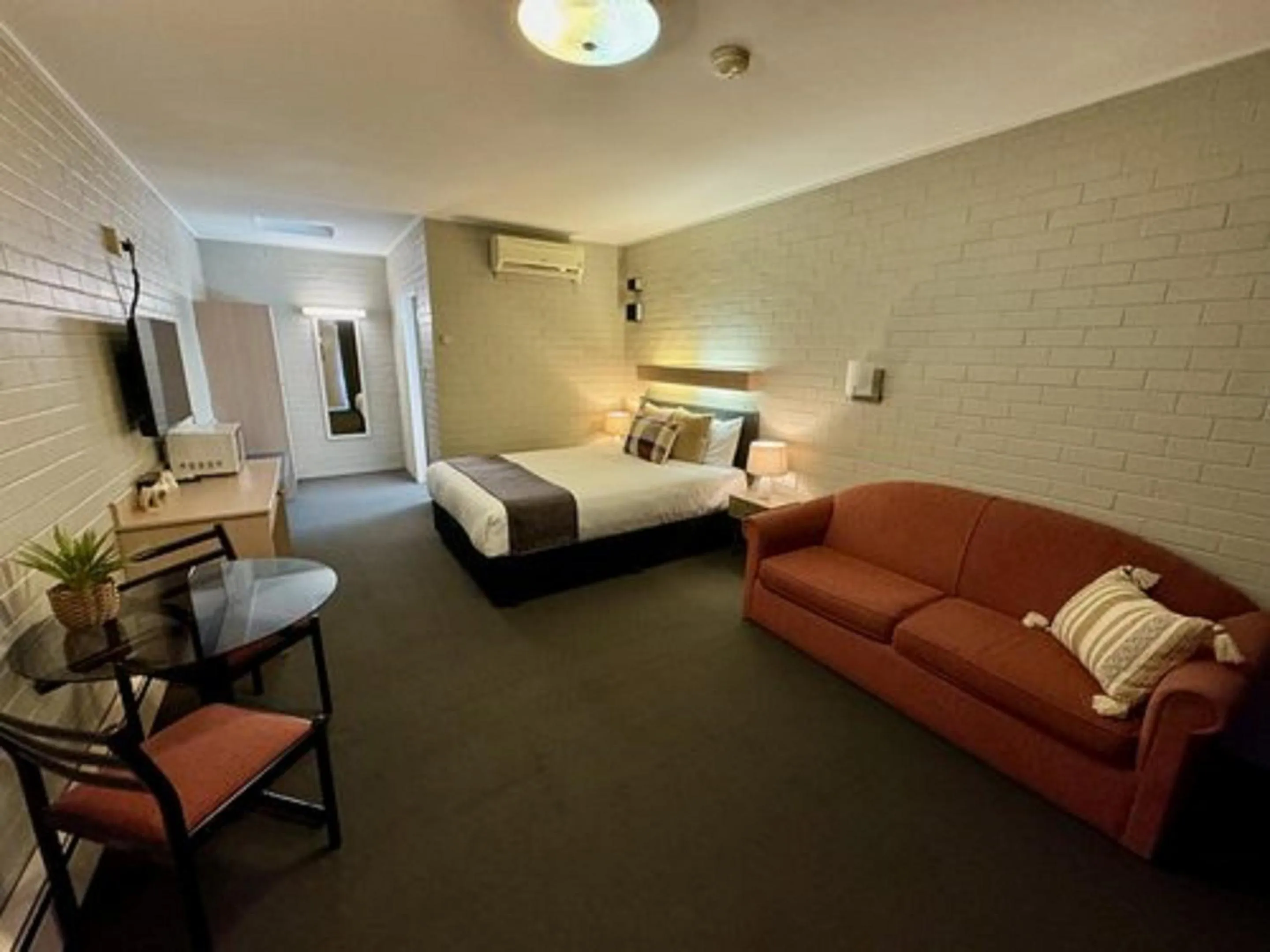 Photo of the whole room, Bed in Econo Lodge Gateway Tamworth