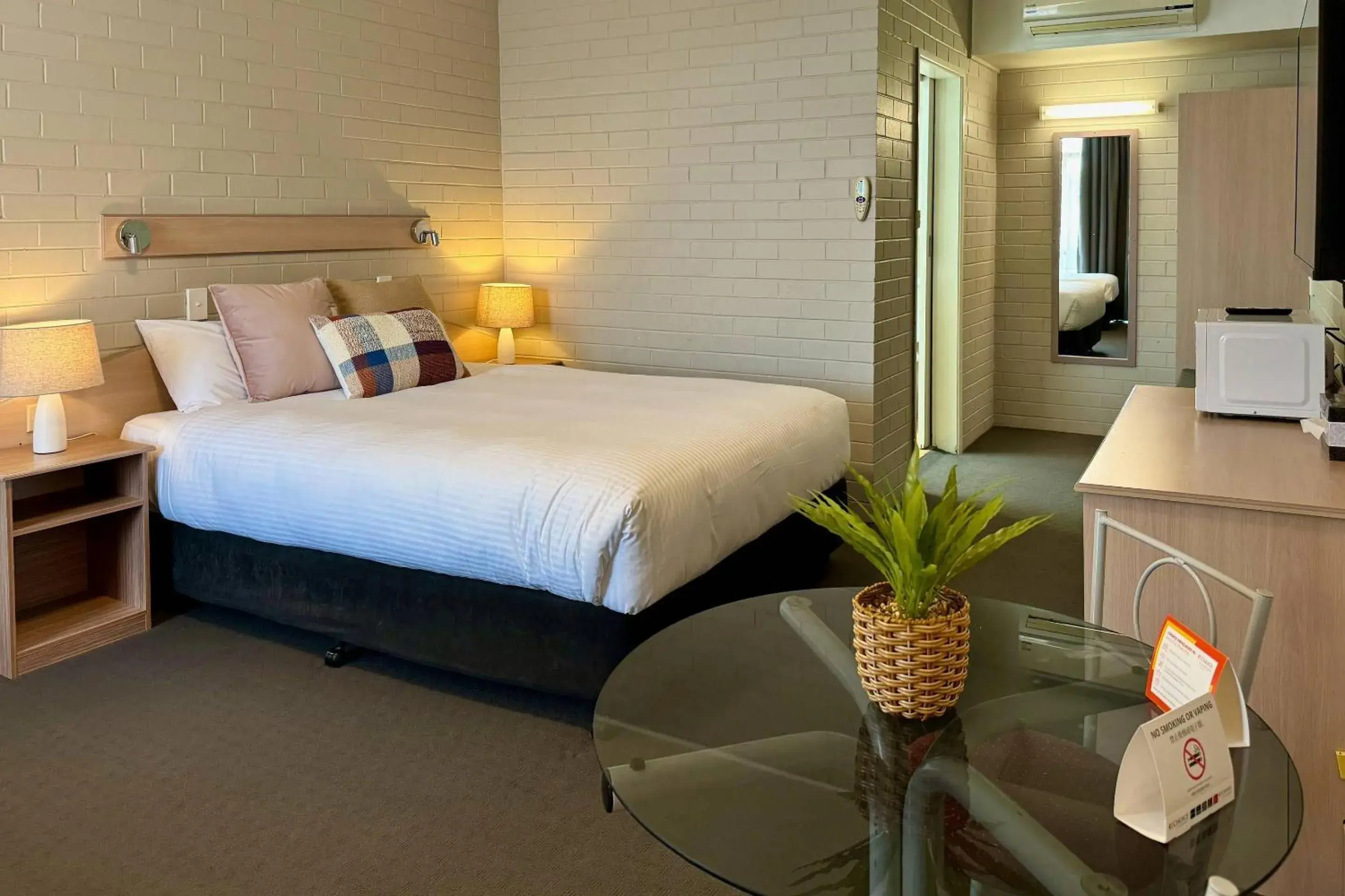 Bedroom, Bed in Comfort Inn Gateway Tamworth Bedroom, Bed in Comfort Inn Gateway Tamworth