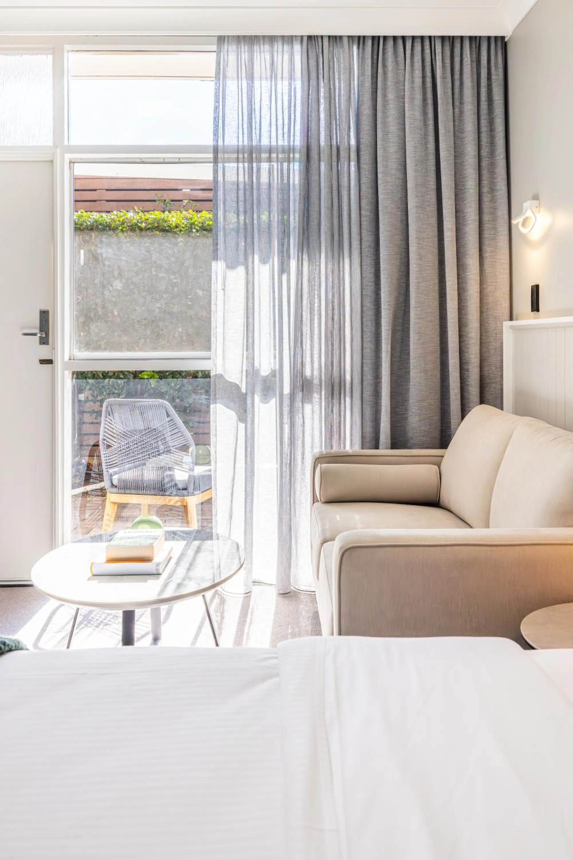 Seating area, Bed in Econo Lodge Gateway Tamworth