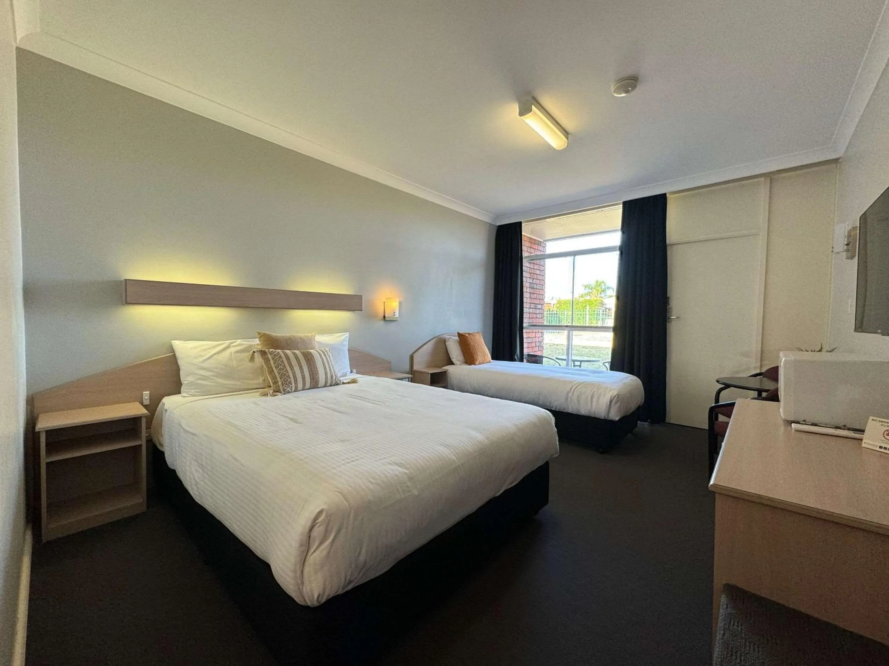 Bedroom, Bed in Econo Lodge Gateway Tamworth