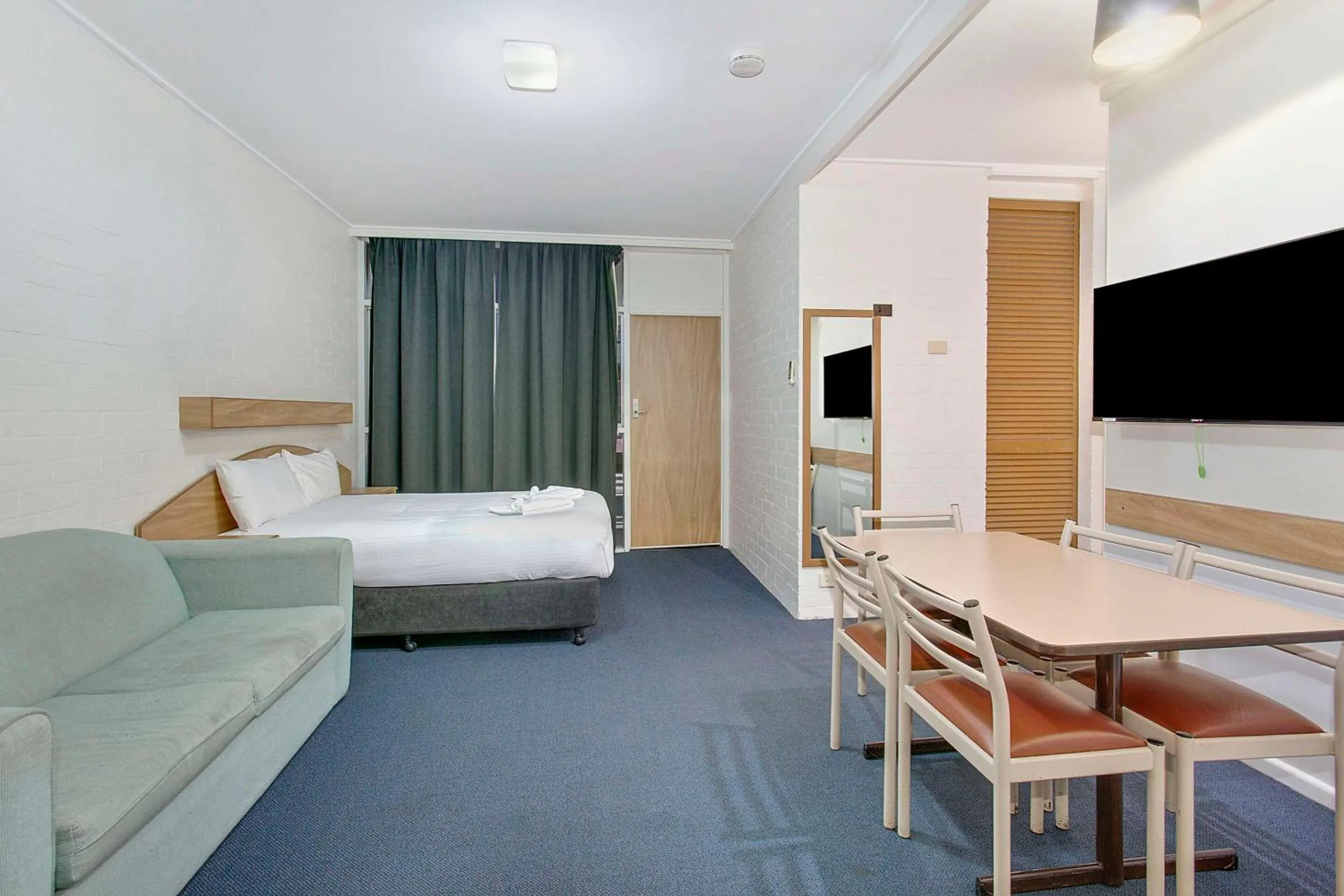 Bedroom, Bed in Econo Lodge Gateway Tamworth