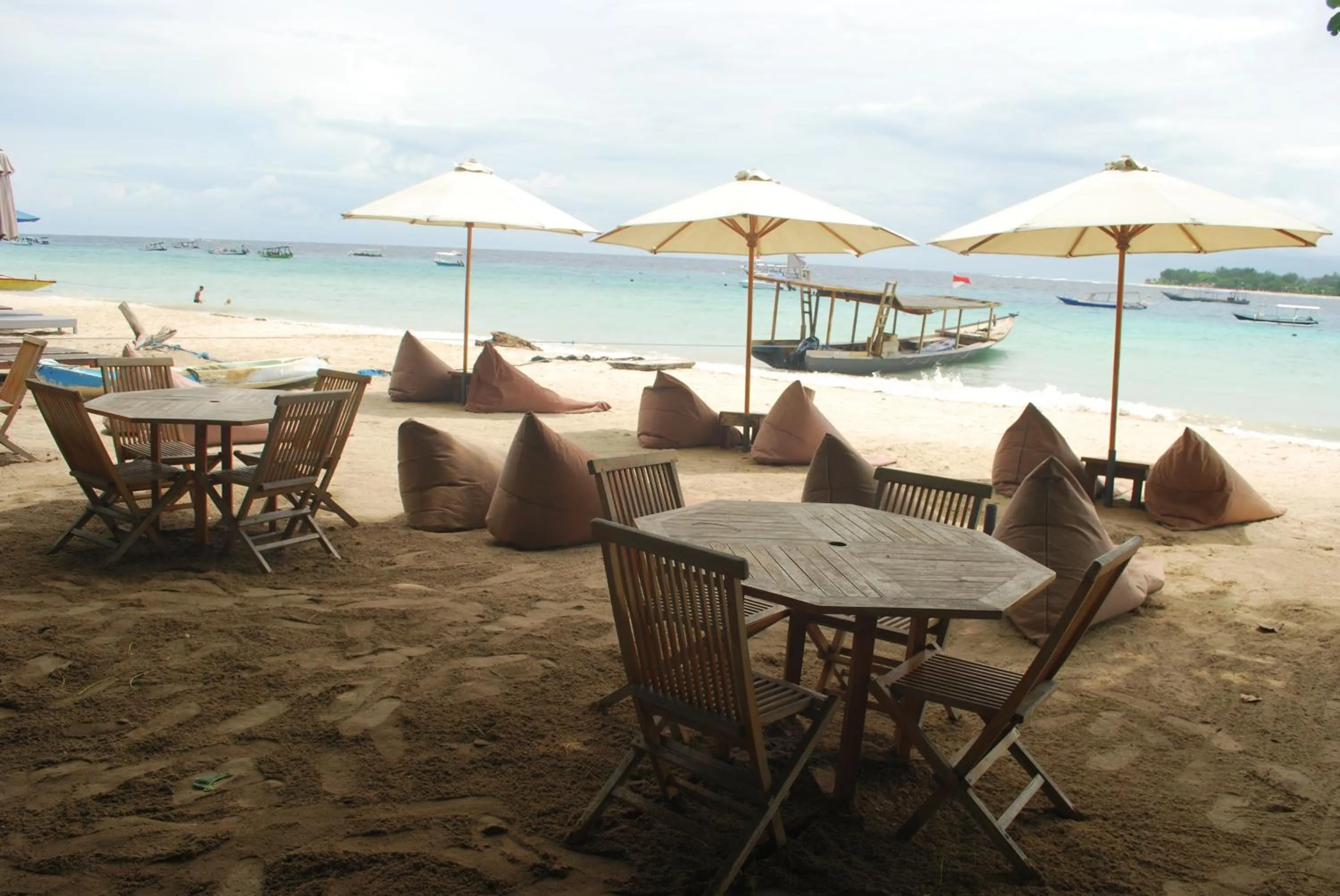 Beach in Gili Smile Bungalow