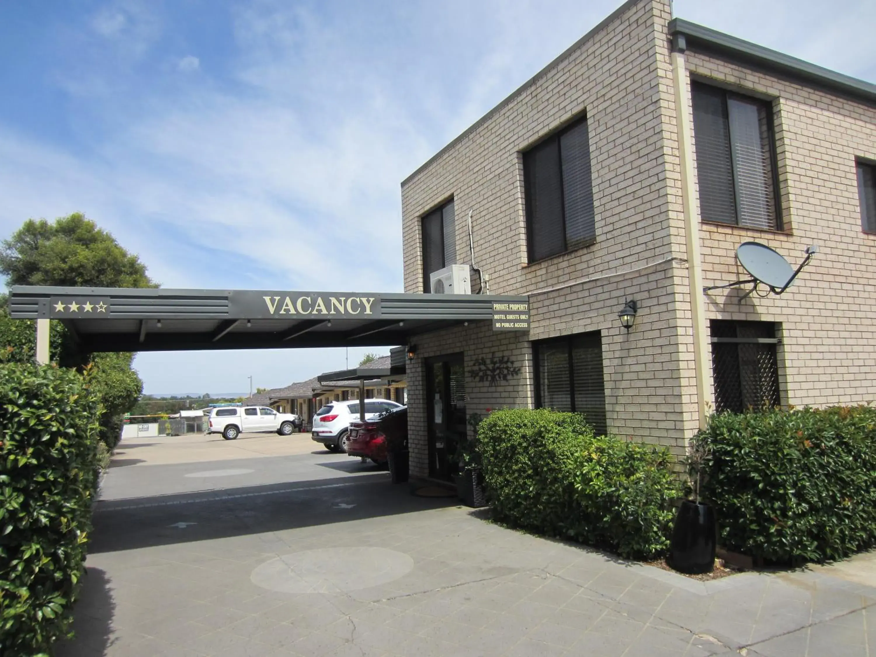 Property building in Cowra Crest Motel Property building in Cowra Crest Motel