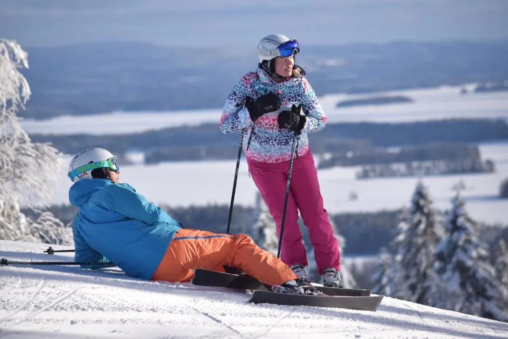 Skiing in Holiday Village Tahko-Tours