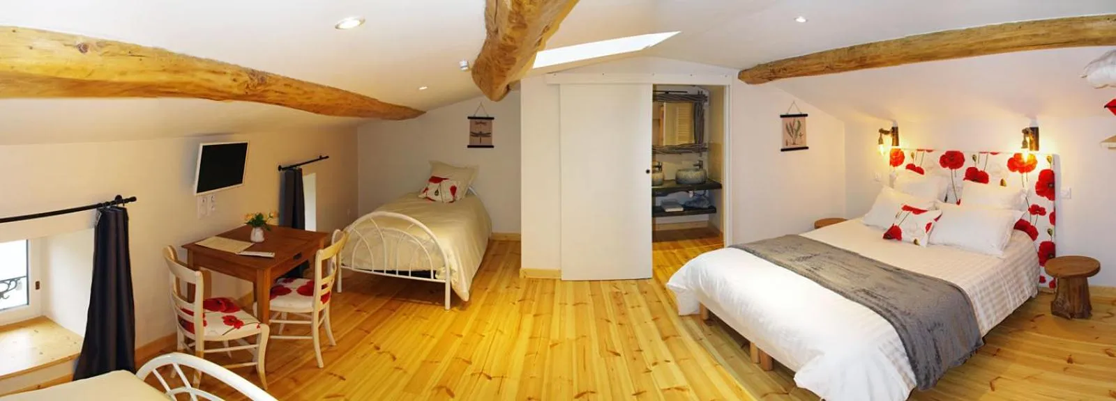 Photo of the whole room, Bed in La chenevière