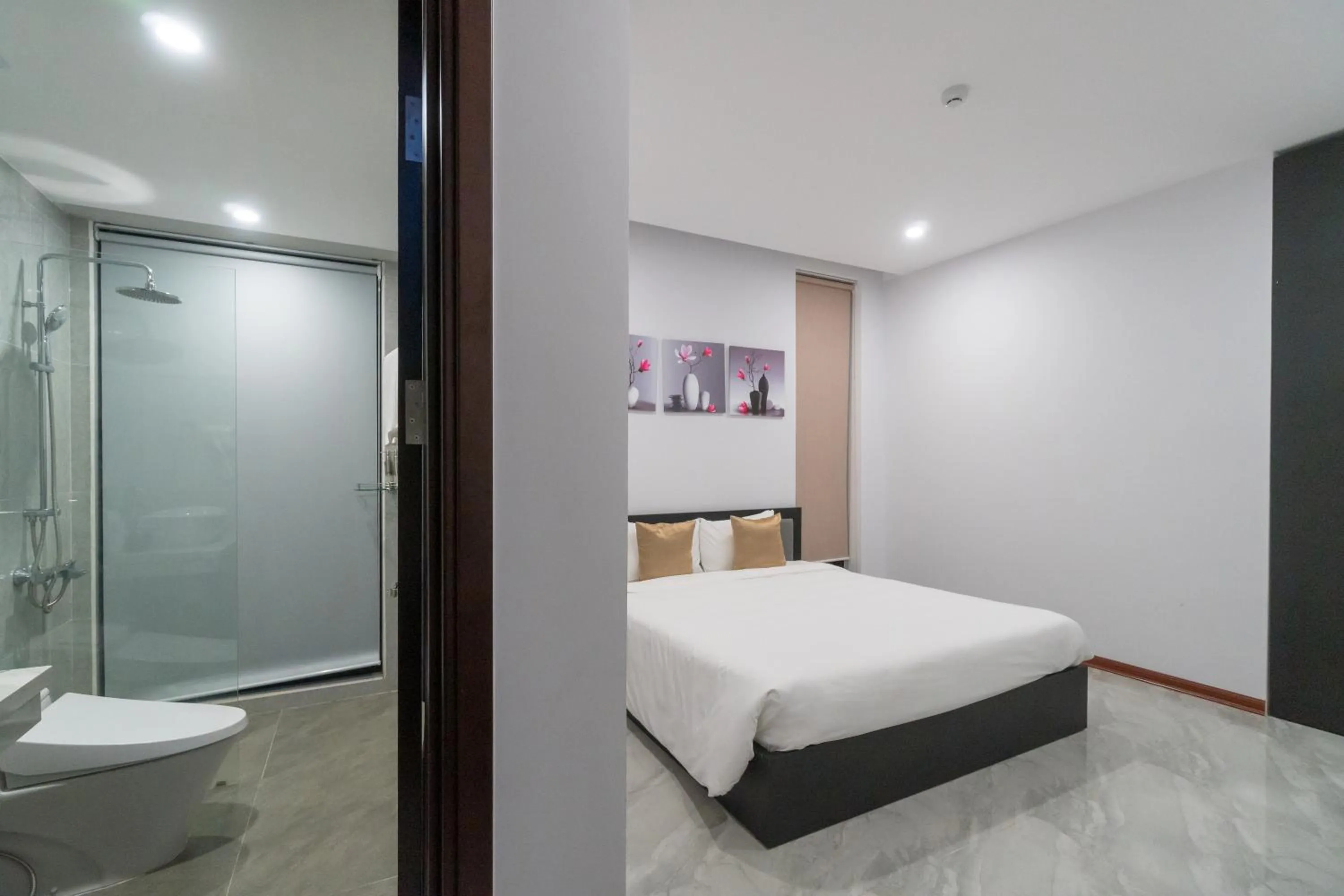 Shower, Bed in Khong Cam Garden Villas