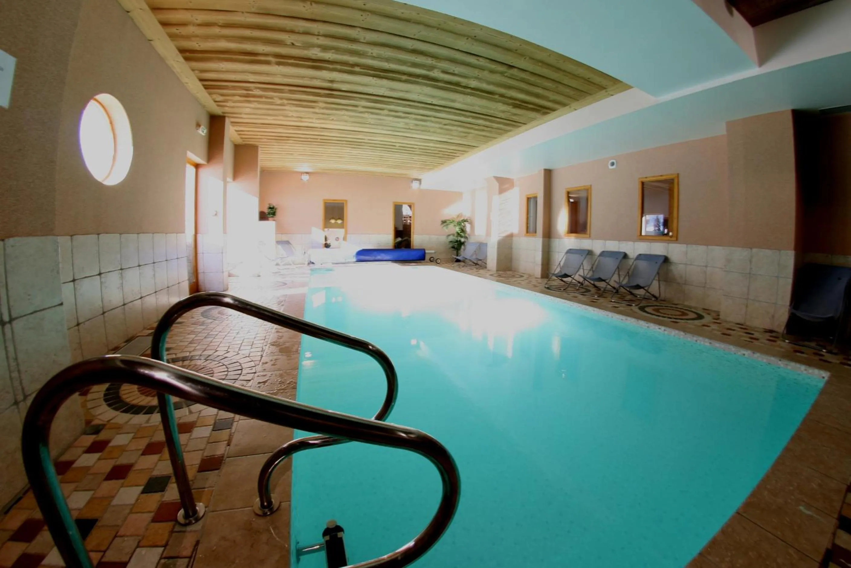 Swimming pool in Chalet des Neiges Oz en Oisans