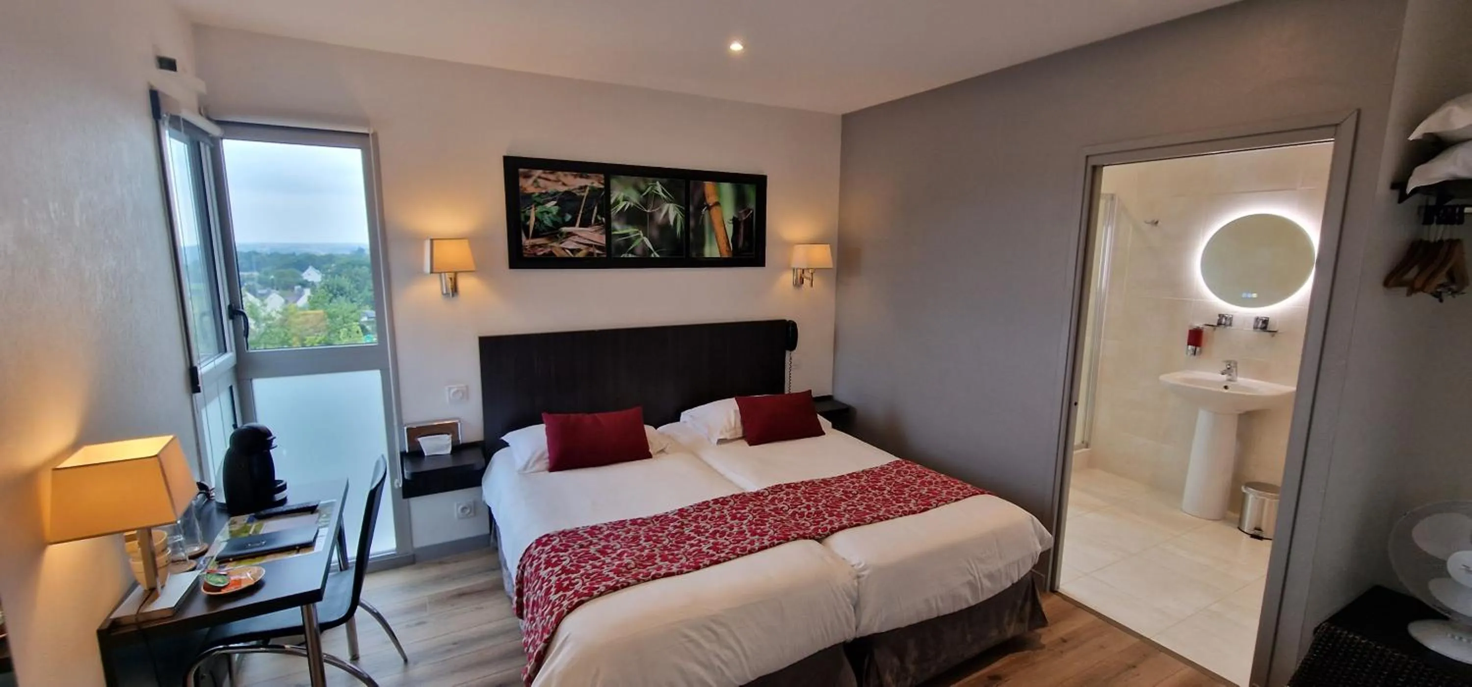 Photo of the whole room, Bed in Hotel le Bellevue