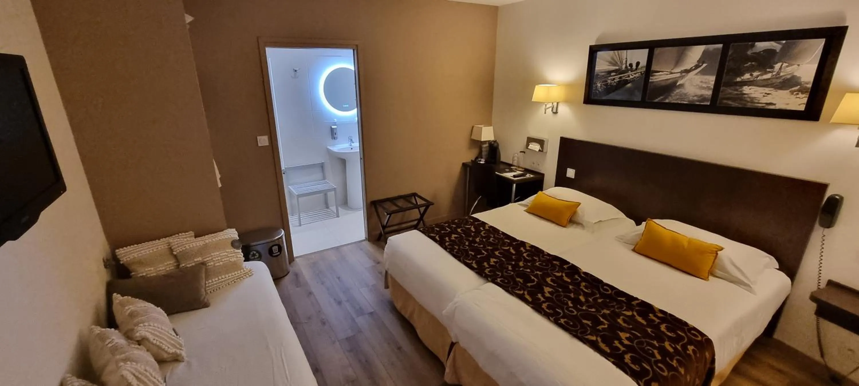 Bird's eye view, Bed in Hotel le Bellevue