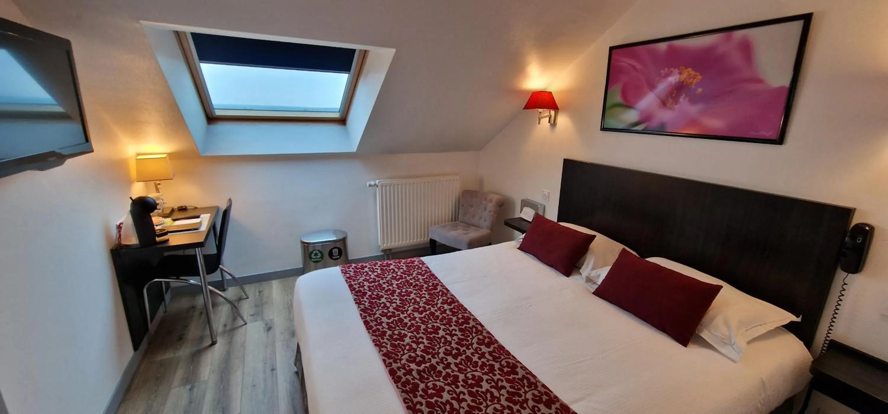 Seating area, Bed in Hotel le Bellevue