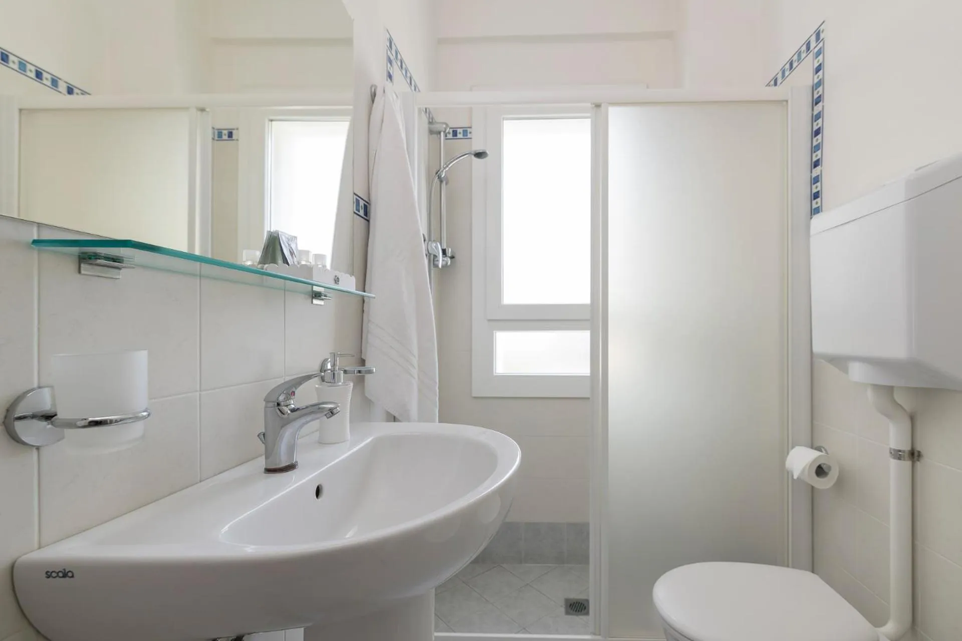 Shower in Hotel Corona