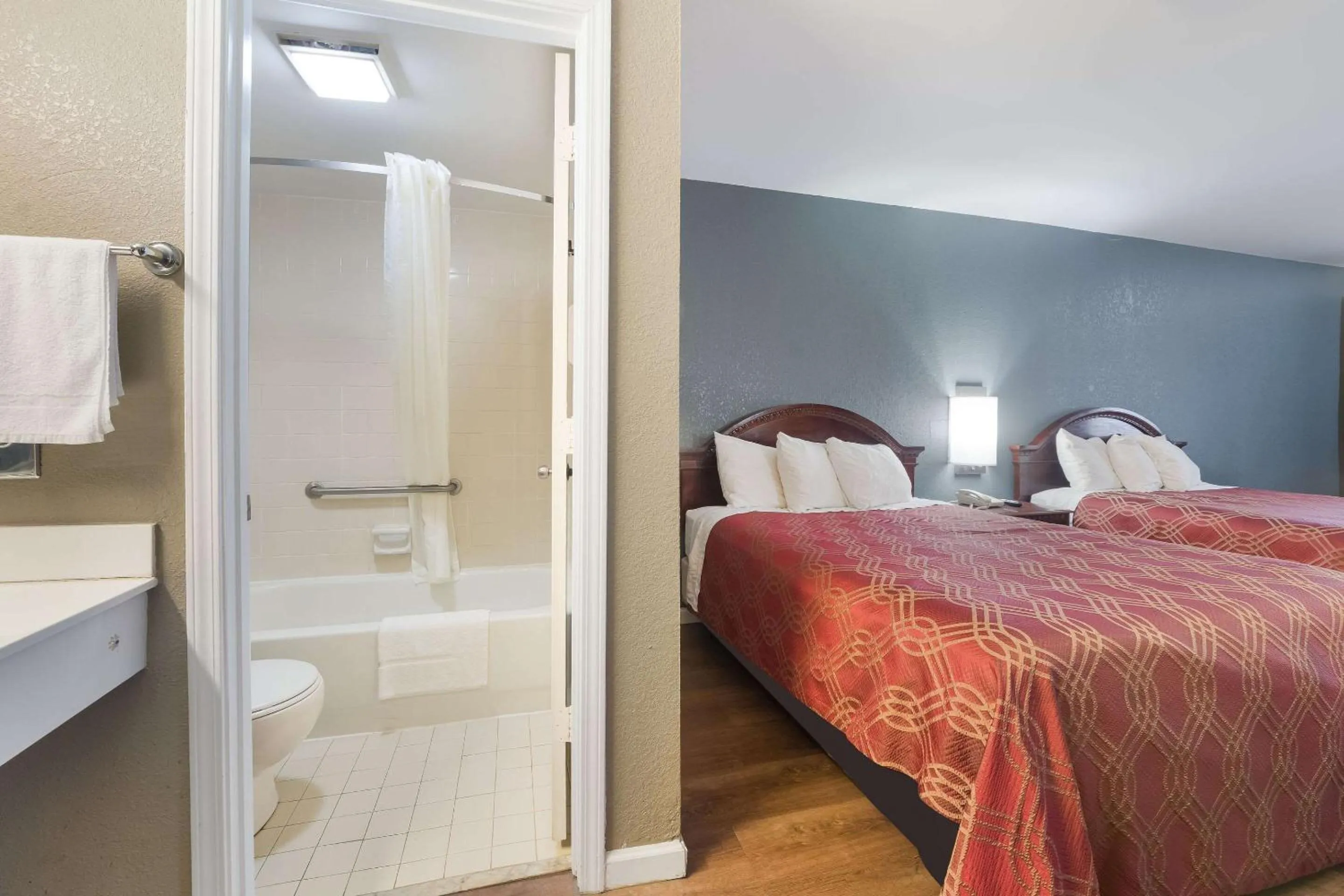 Bathroom, Bed in Econo Lodge Thomaston