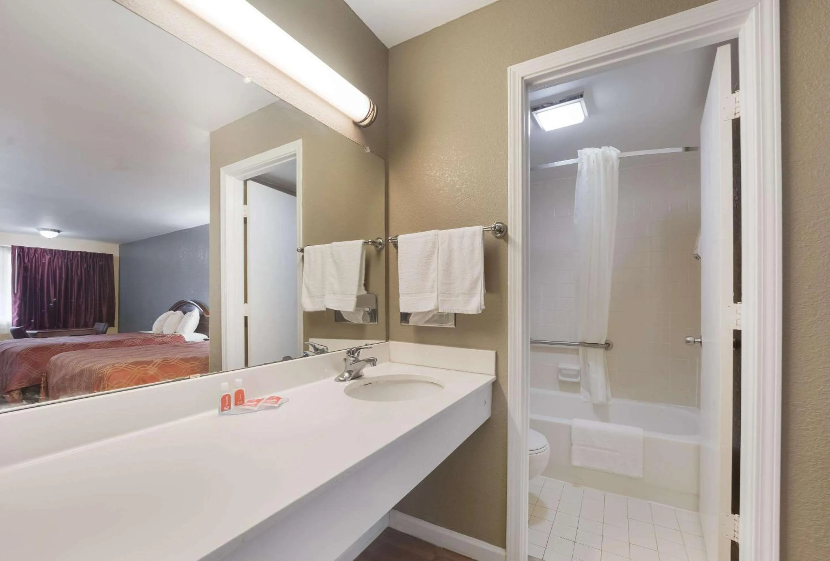 Bathroom, Bed in Econo Lodge Thomaston