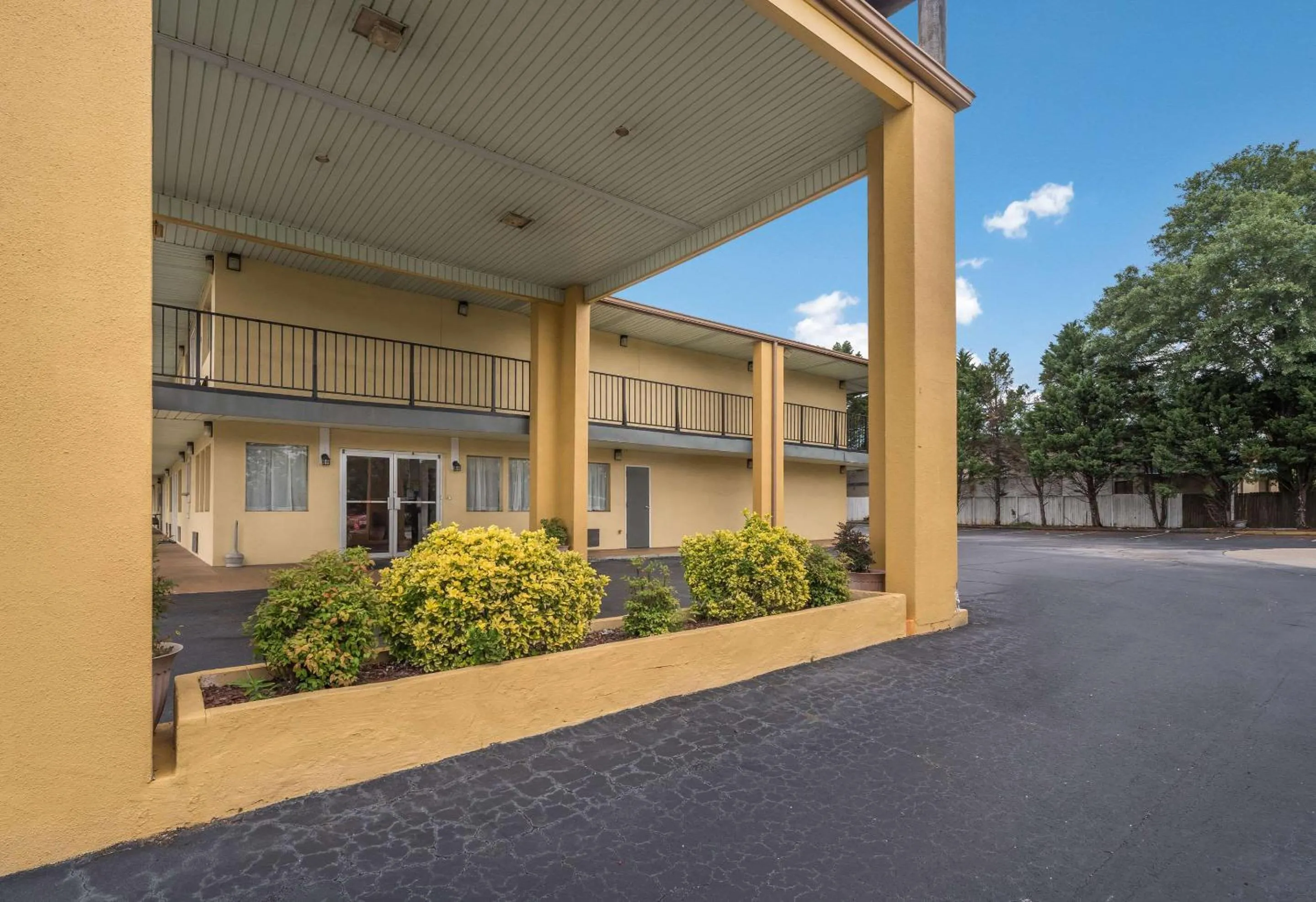 Property building in Econo Lodge Thomaston