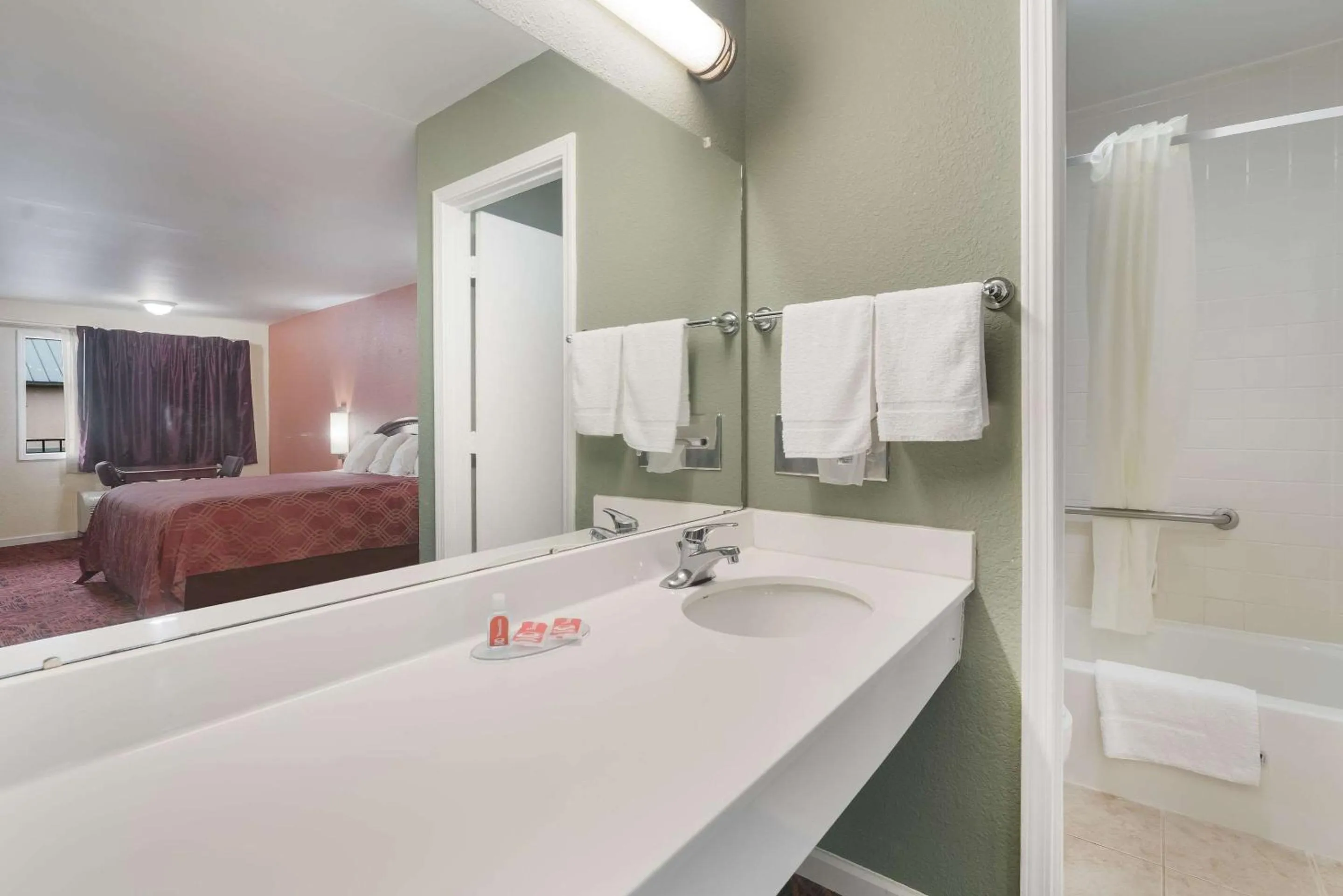 Bathroom, Bed in Econo Lodge Thomaston