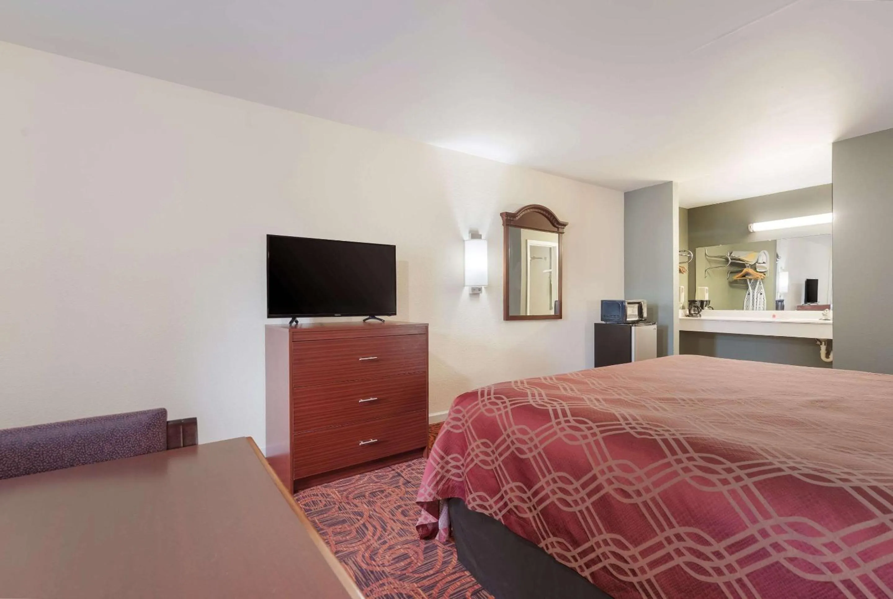 Photo of the whole room, Bed in Econo Lodge Thomaston