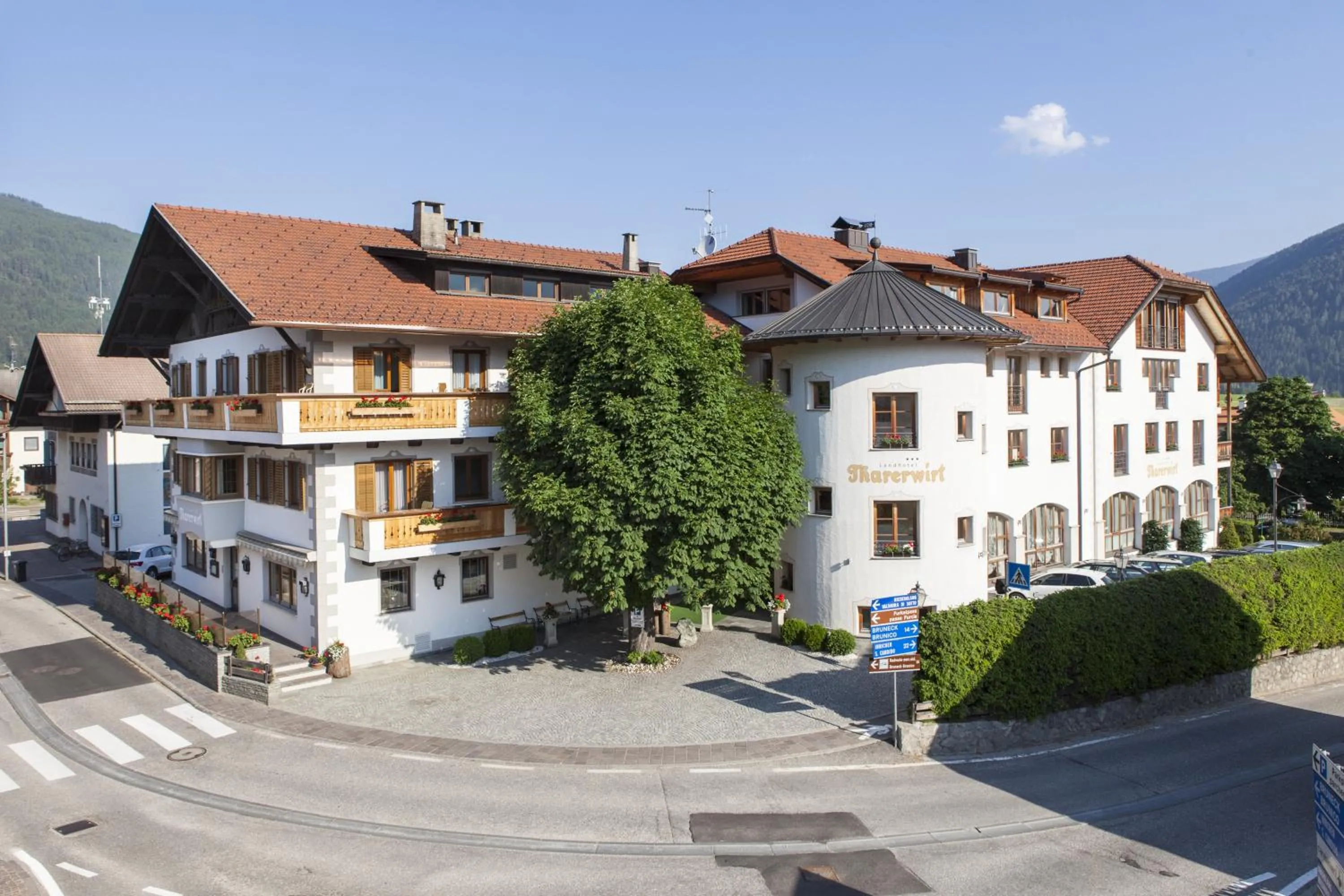 Facade/entrance in Hotel Der Tharerwirt
