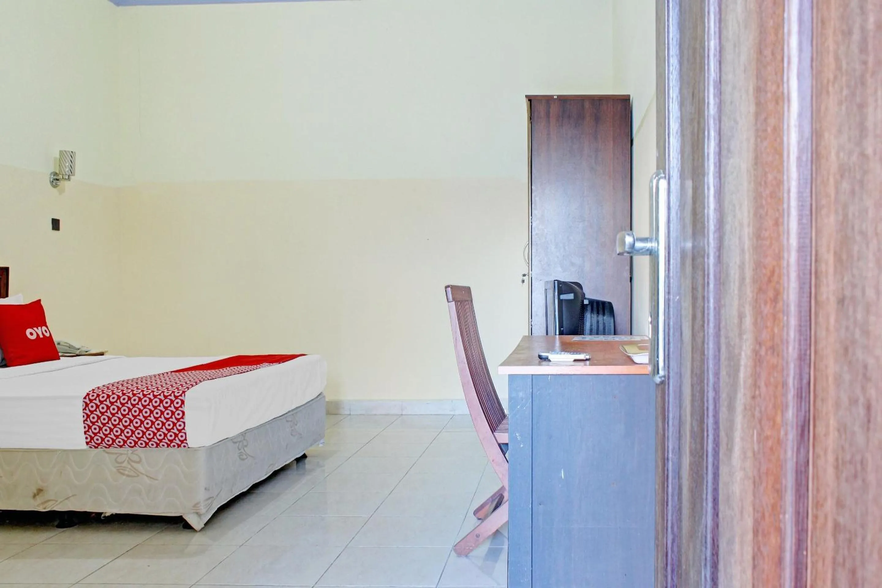 Bedroom in Capital O 90417 Hotel Batu Suli Internasional