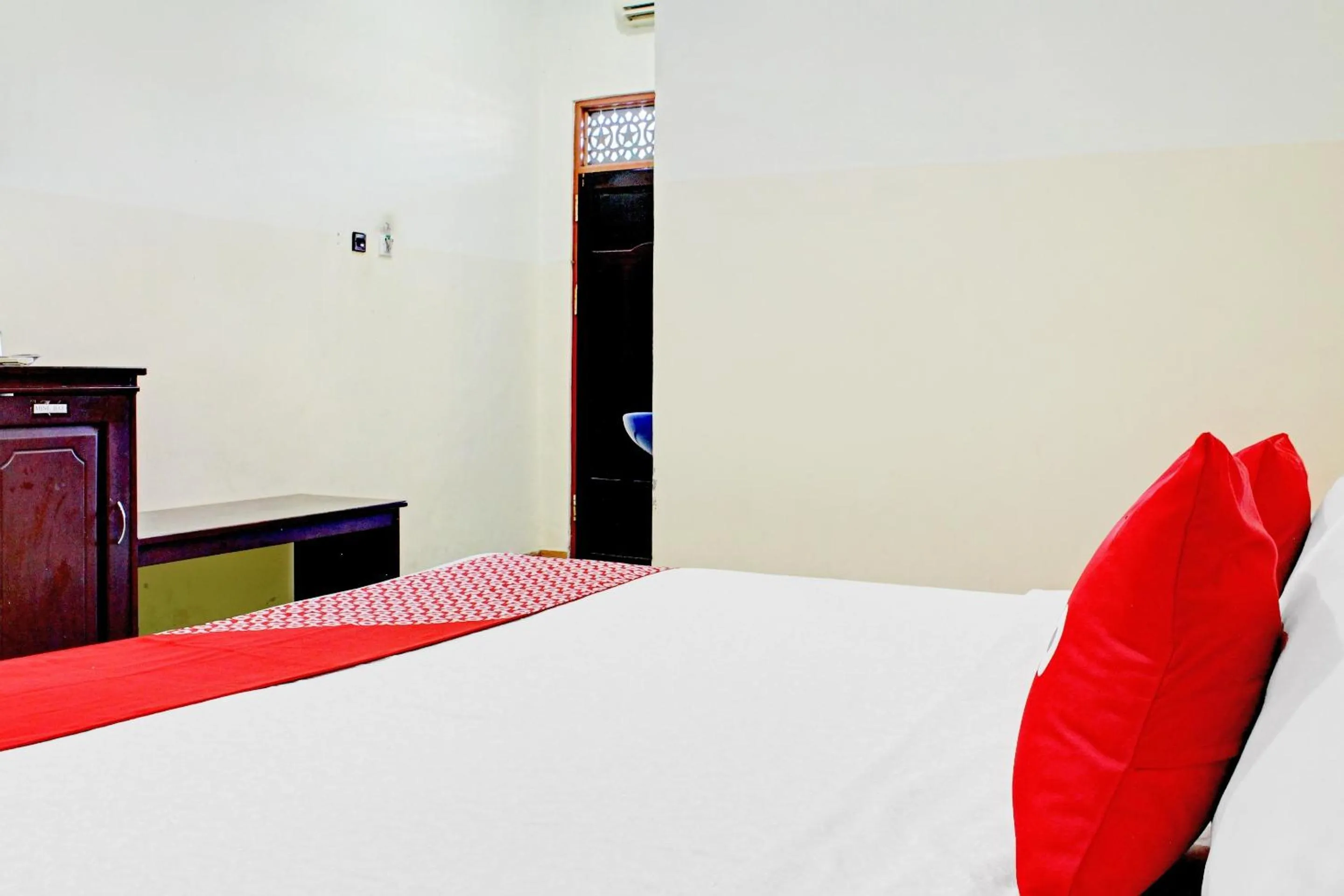 Bedroom in Capital O 90417 Hotel Batu Suli Internasional