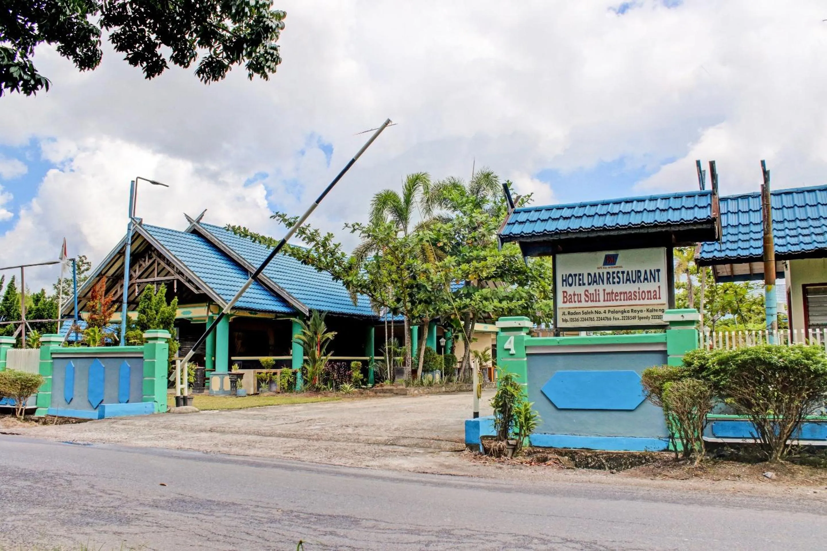 Facade/entrance in Capital O 90417 Hotel Batu Suli Internasional