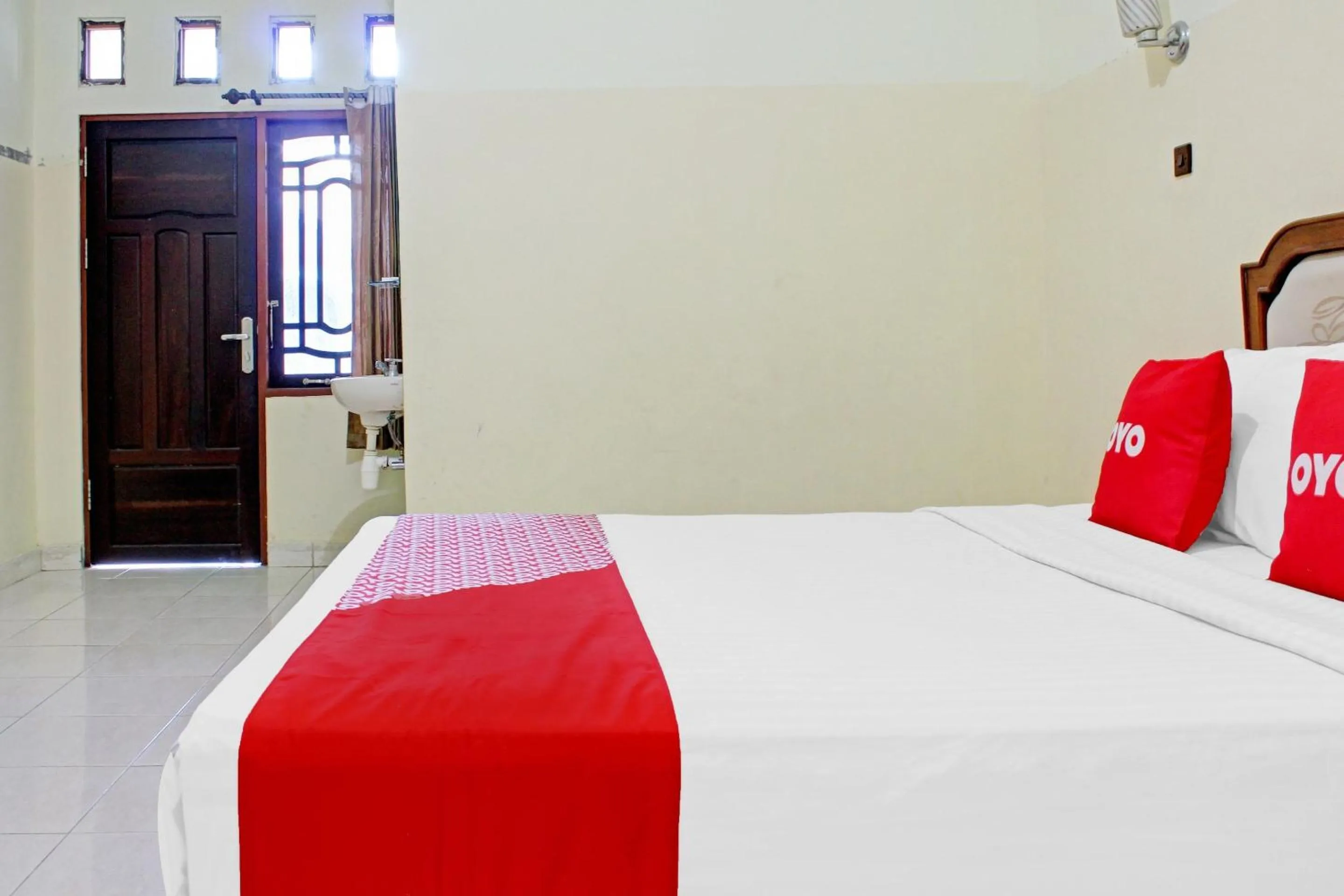 Bedroom in Capital O 90417 Hotel Batu Suli Internasional