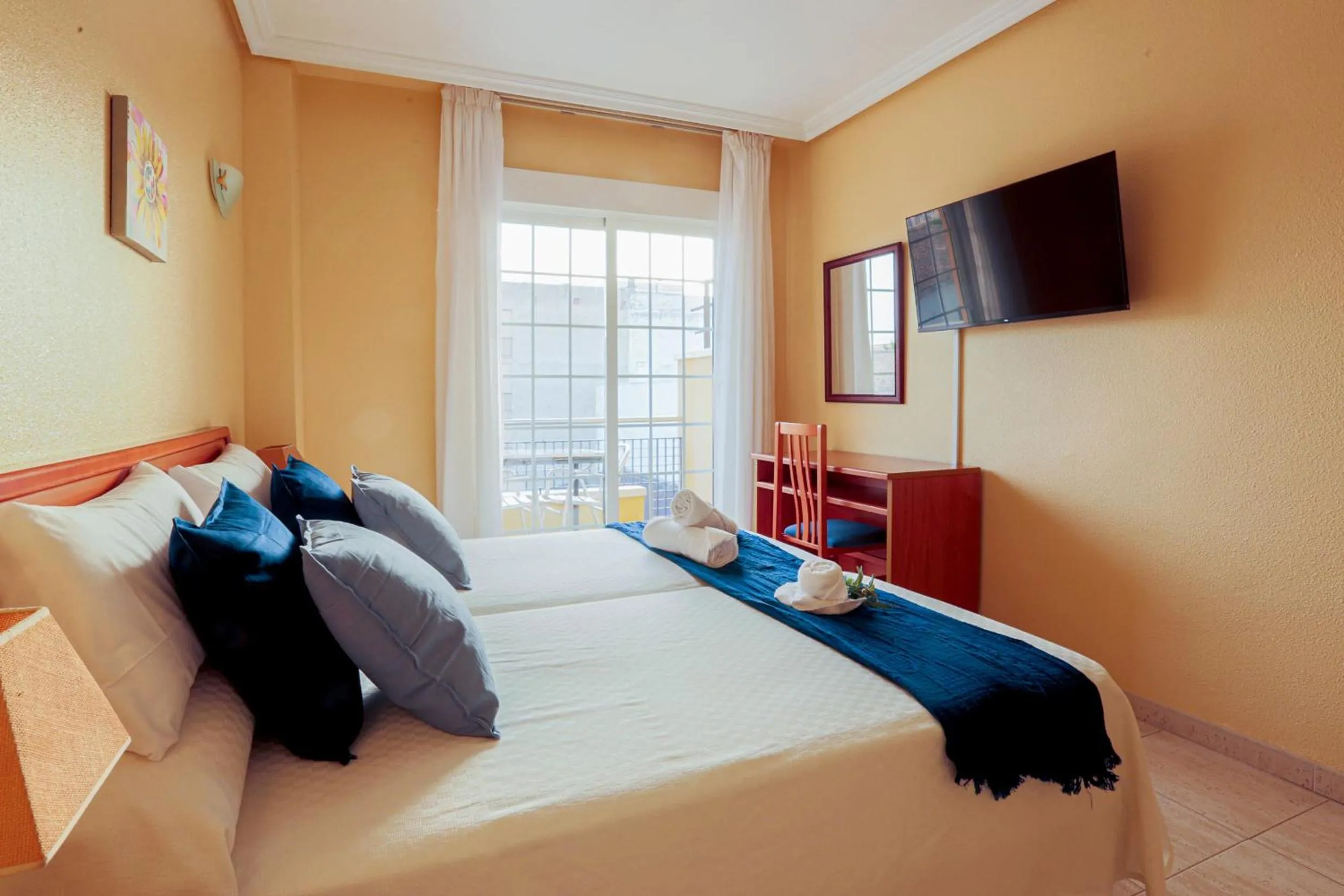 Exterior twin room in Hotel Tuto