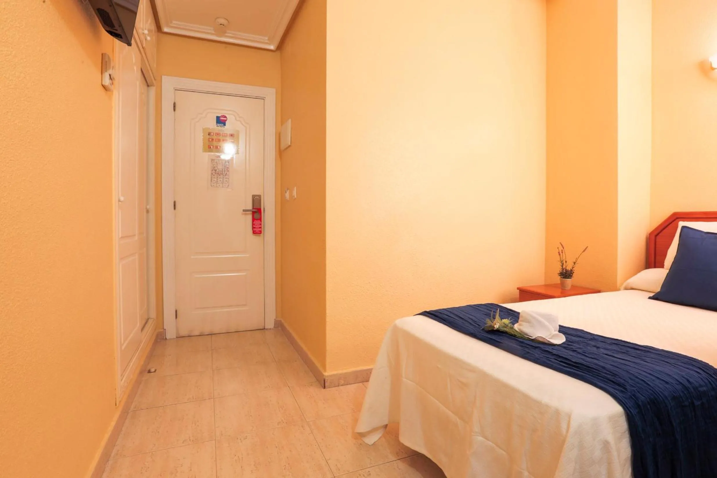 Single Room in Hotel Tuto