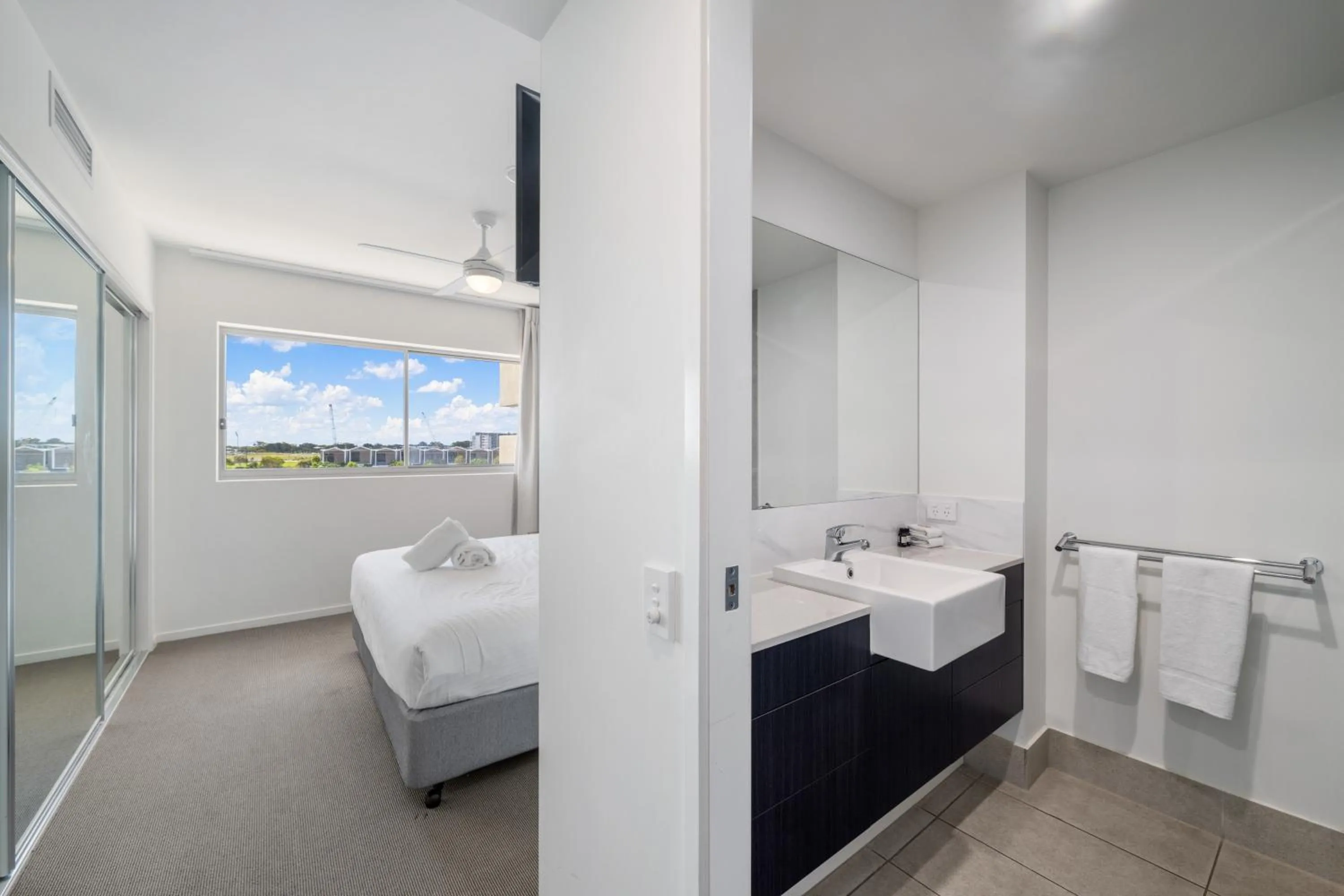 Bathroom, Bed in North Shore Oceanside Kawana