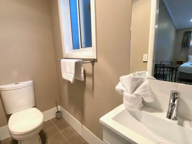 Toilet in Huskisson Beach Escape