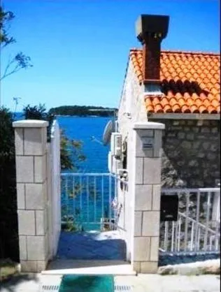 Facade/entrance in Sea of Eden