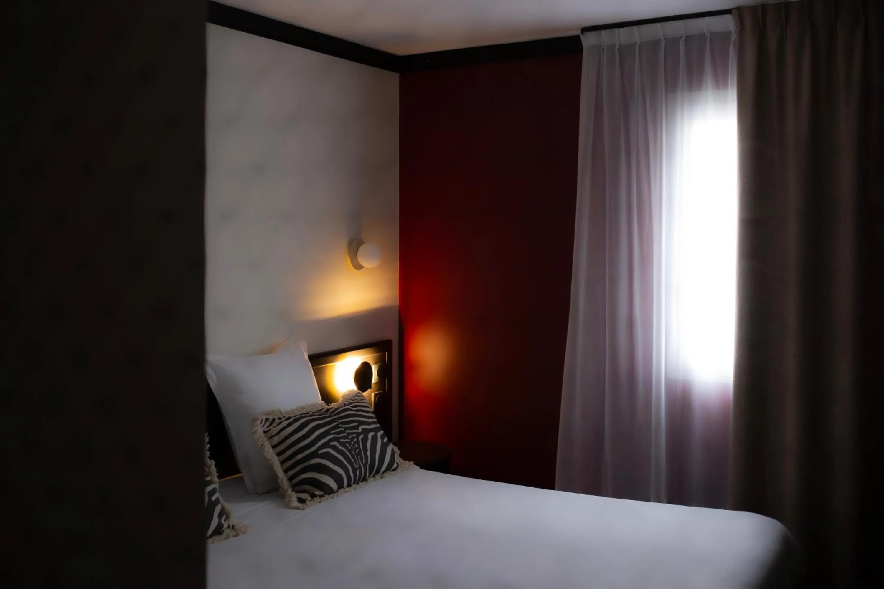 Bedroom, Bed in Hôtel Alliance - Proche Paris