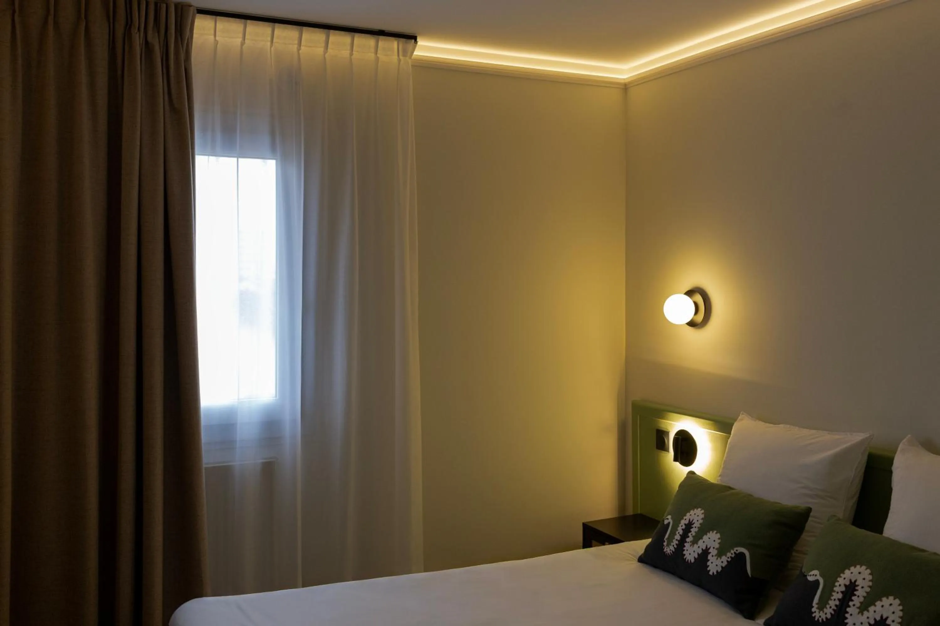 Night, Bed in Hôtel Alliance - Proche Paris