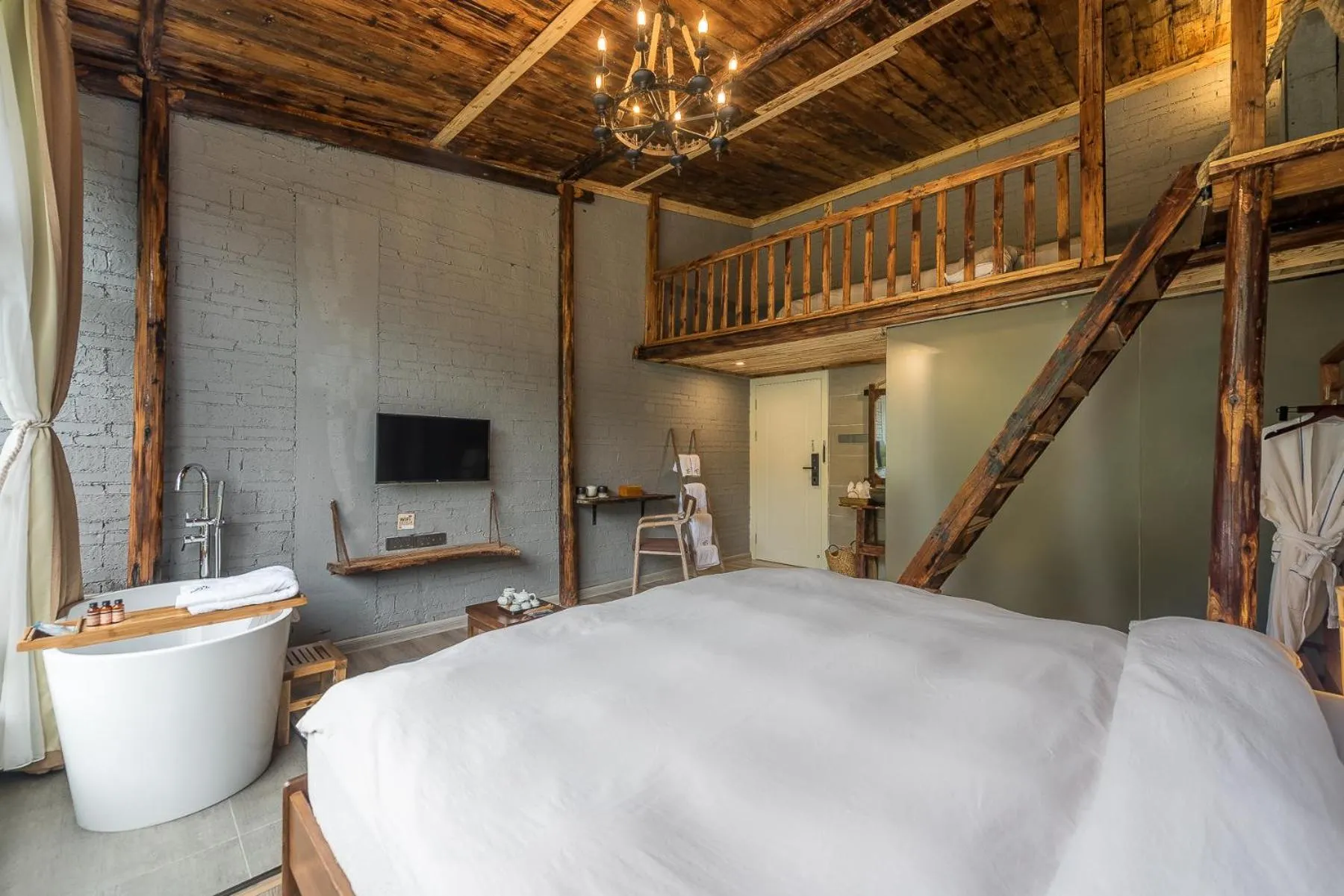 Photo of the whole room, Bed in Autumn Inn