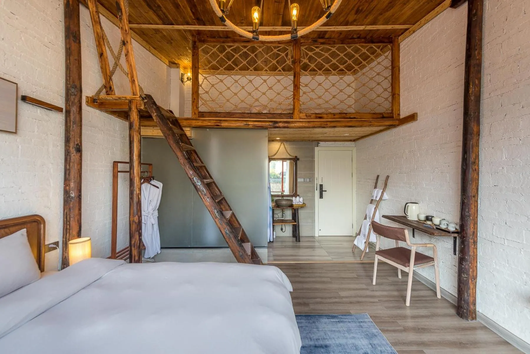 Photo of the whole room, Bed in Autumn Inn