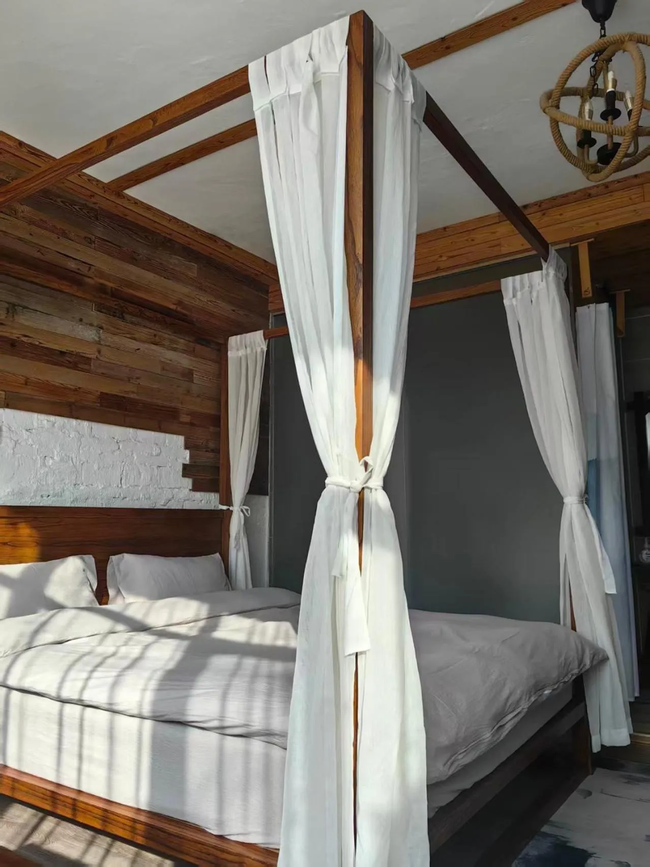 Bedroom, Bed in Autumn Inn