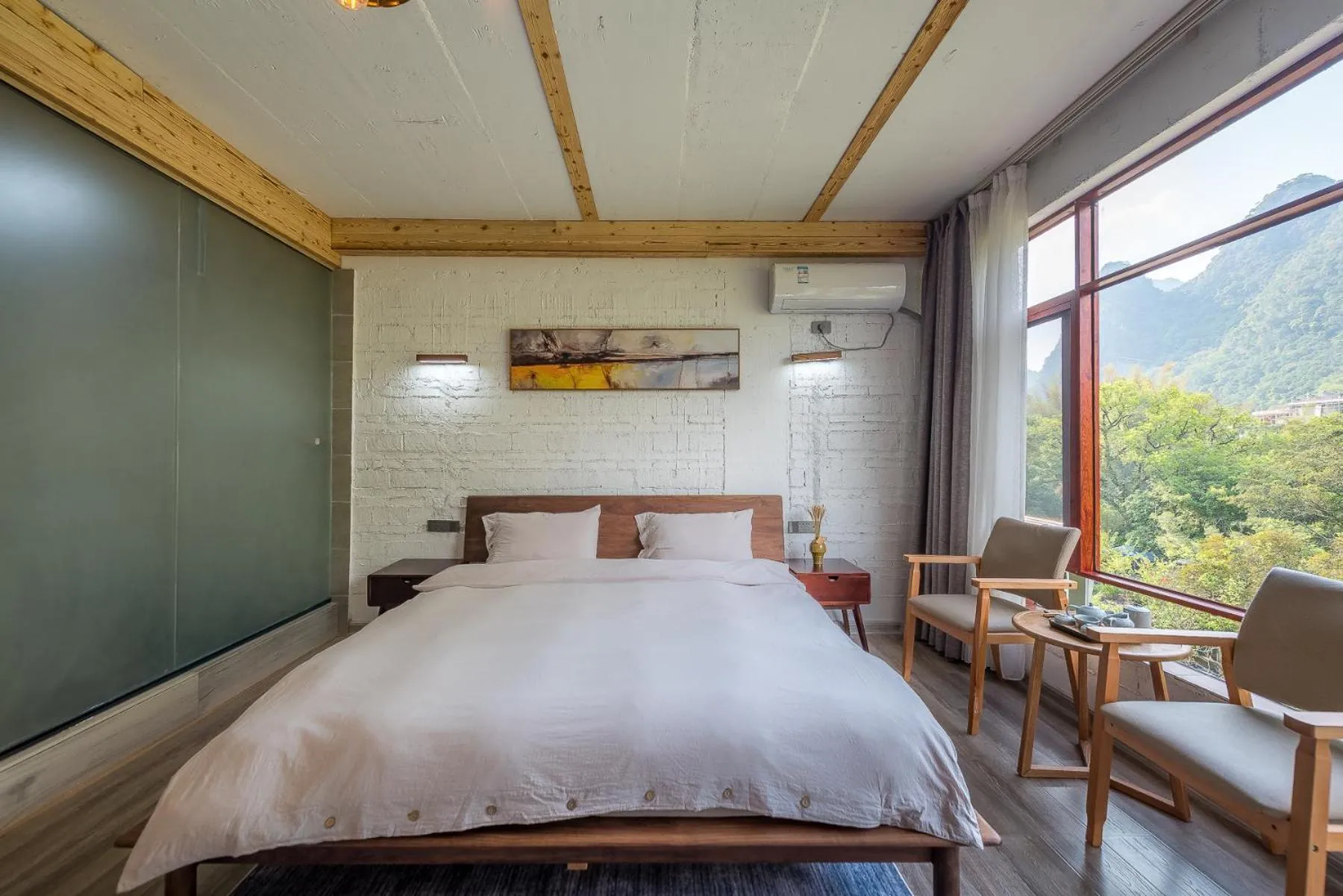 Decorative detail, Bed in Autumn Inn