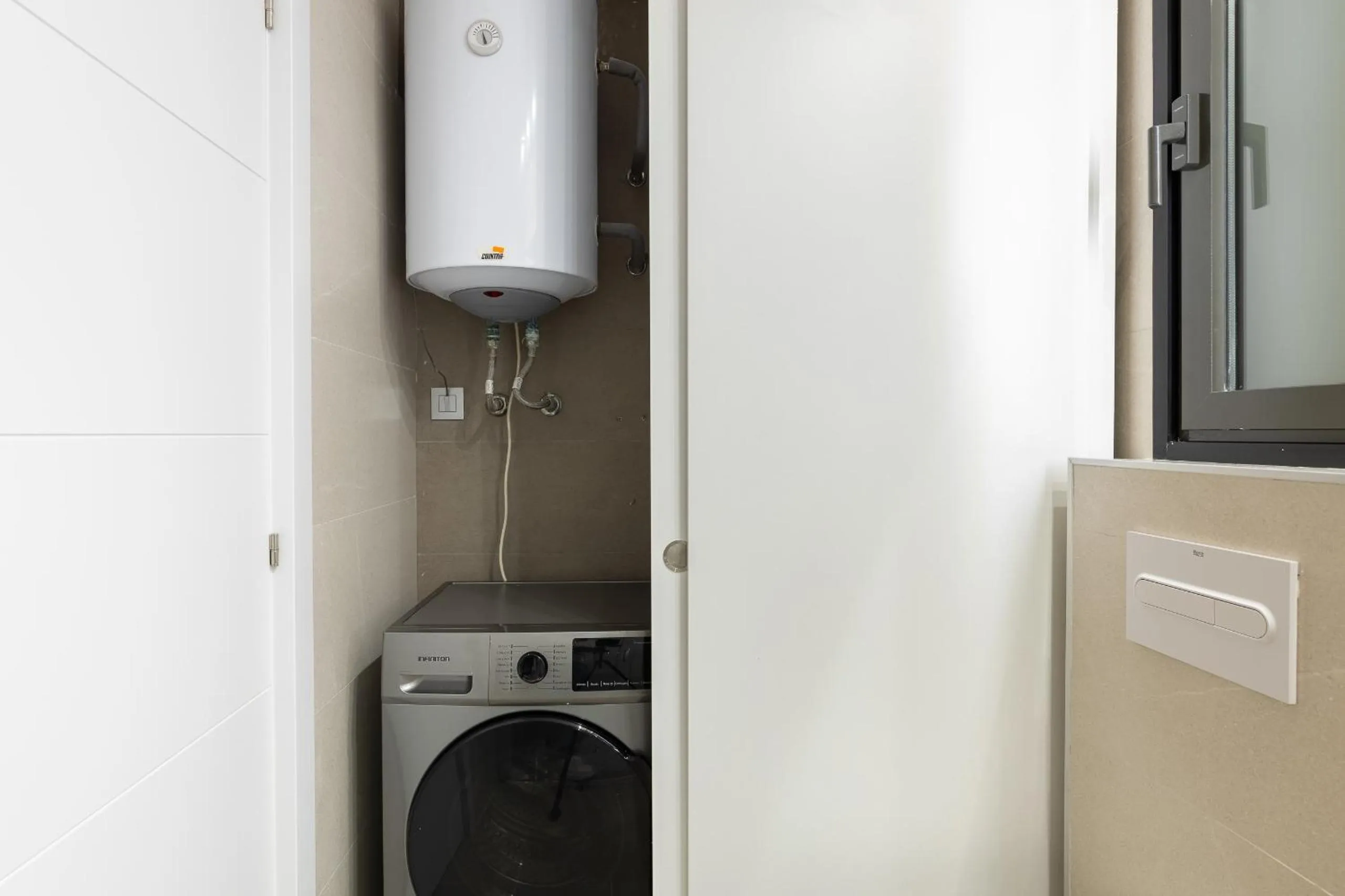 washing machine in Cosmo Apartments Consell de Cent - Plaza Universitat