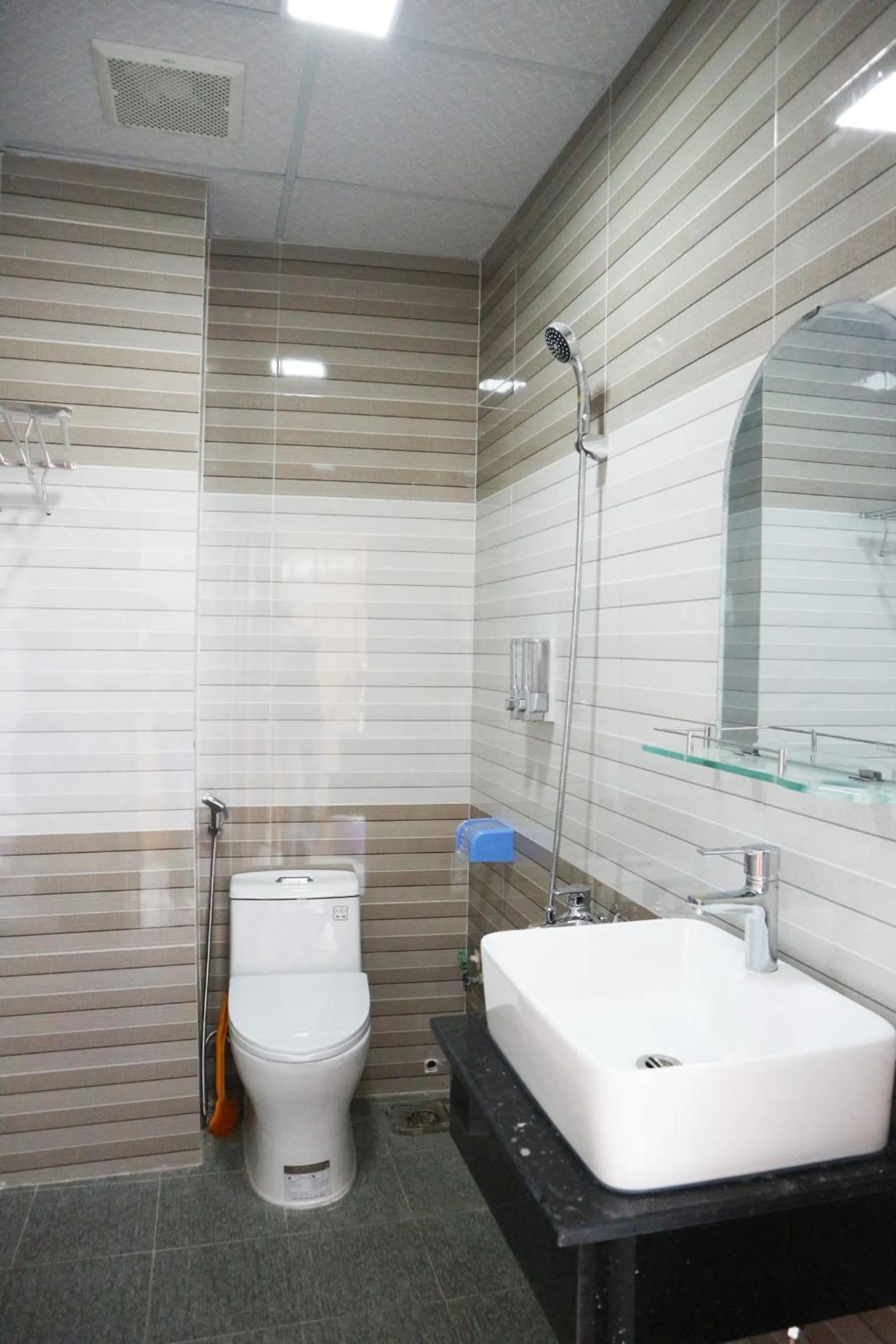 Bathroom in Anh Quân Hotel