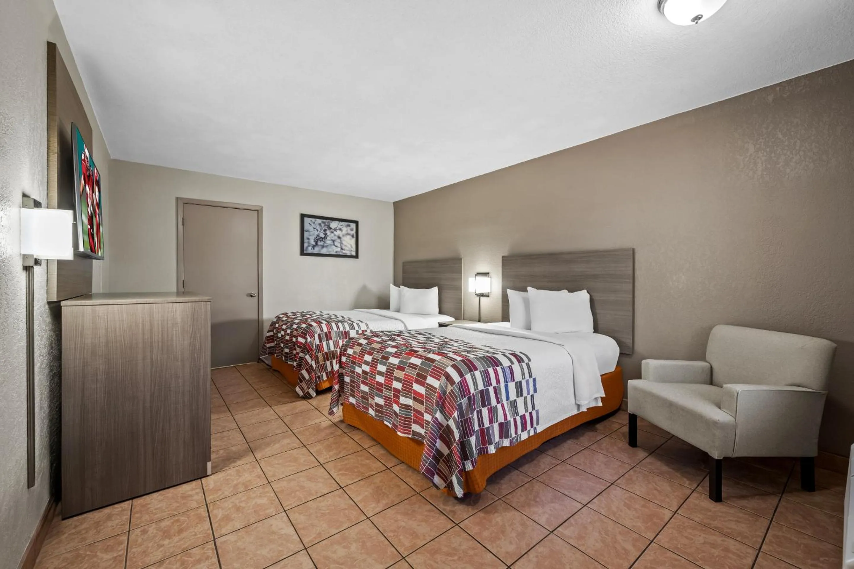 Photo of the whole room, Bed in Red Roof Inn College Station