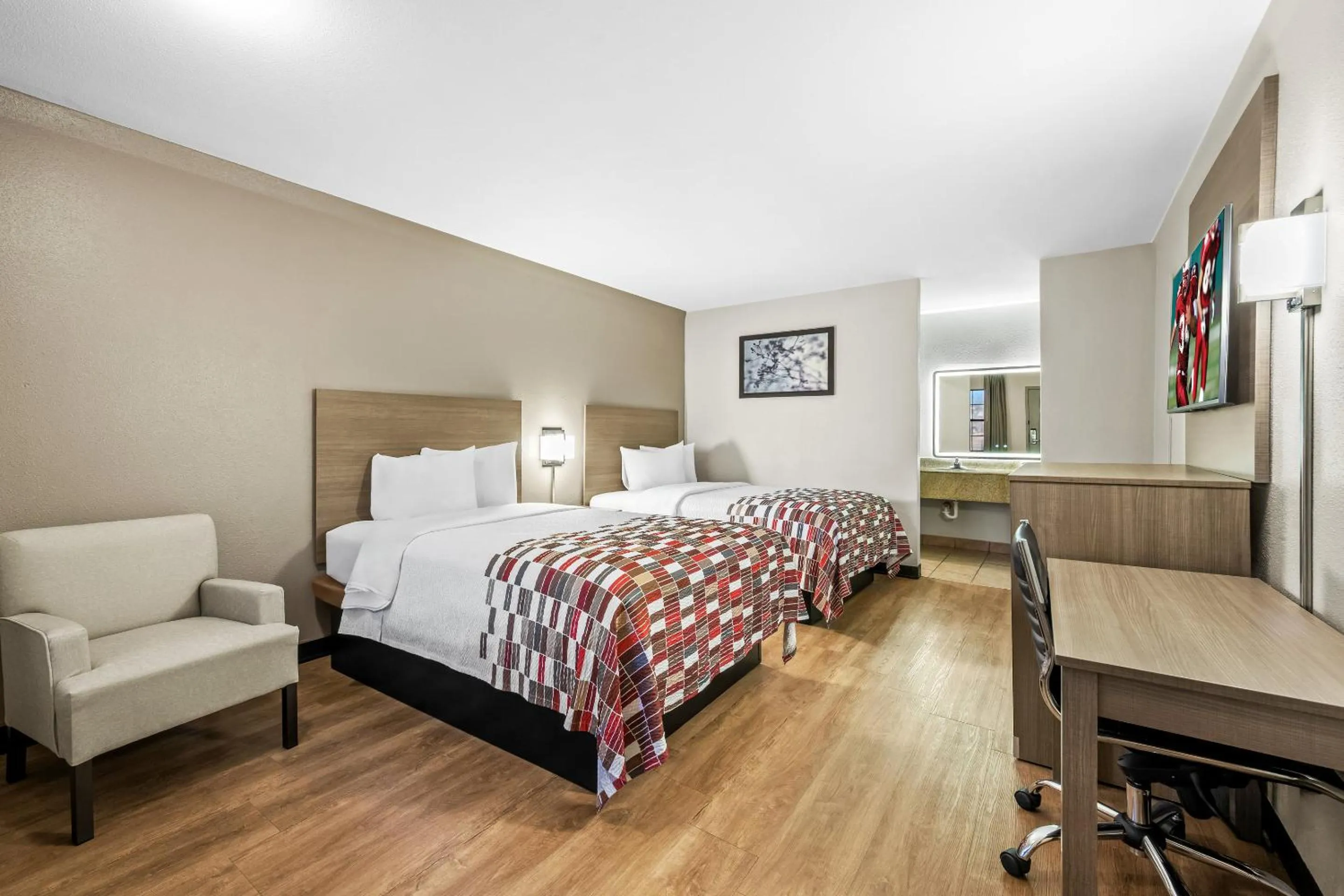 Photo of the whole room, Bed in Red Roof Inn College Station