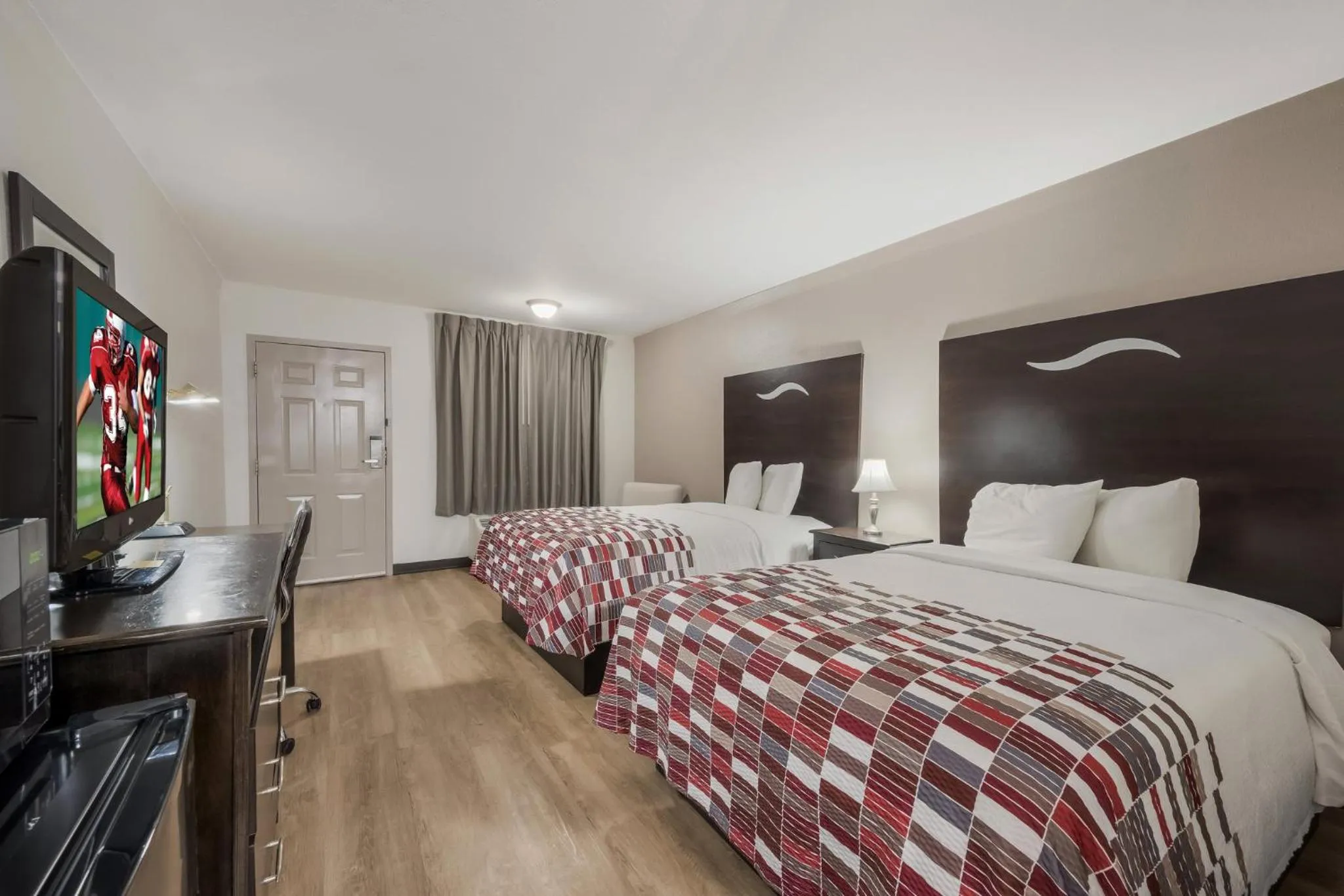 Photo of the whole room, Bed in Red Roof Inn College Station