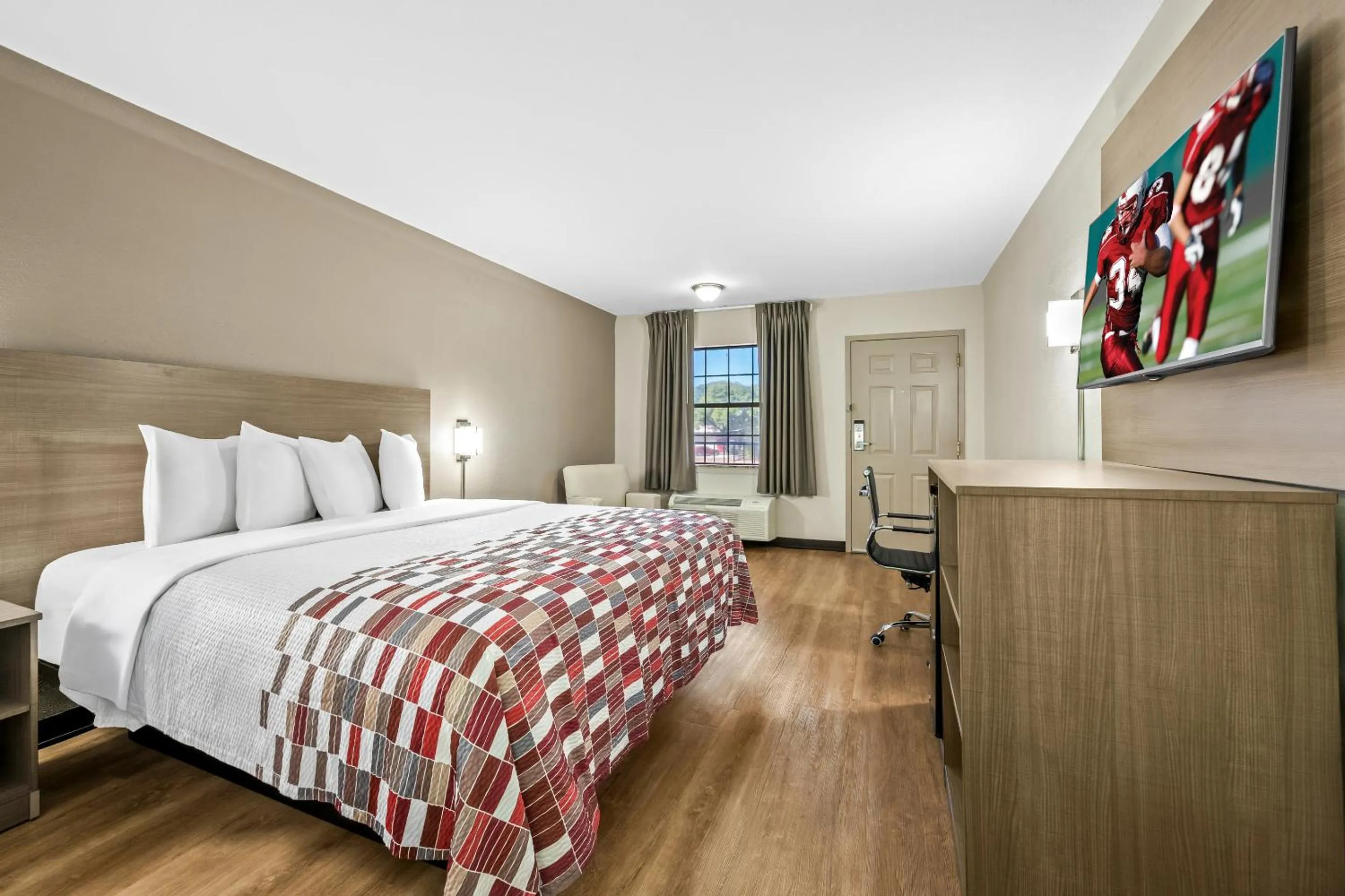 Photo of the whole room, Bed in Red Roof Inn College Station