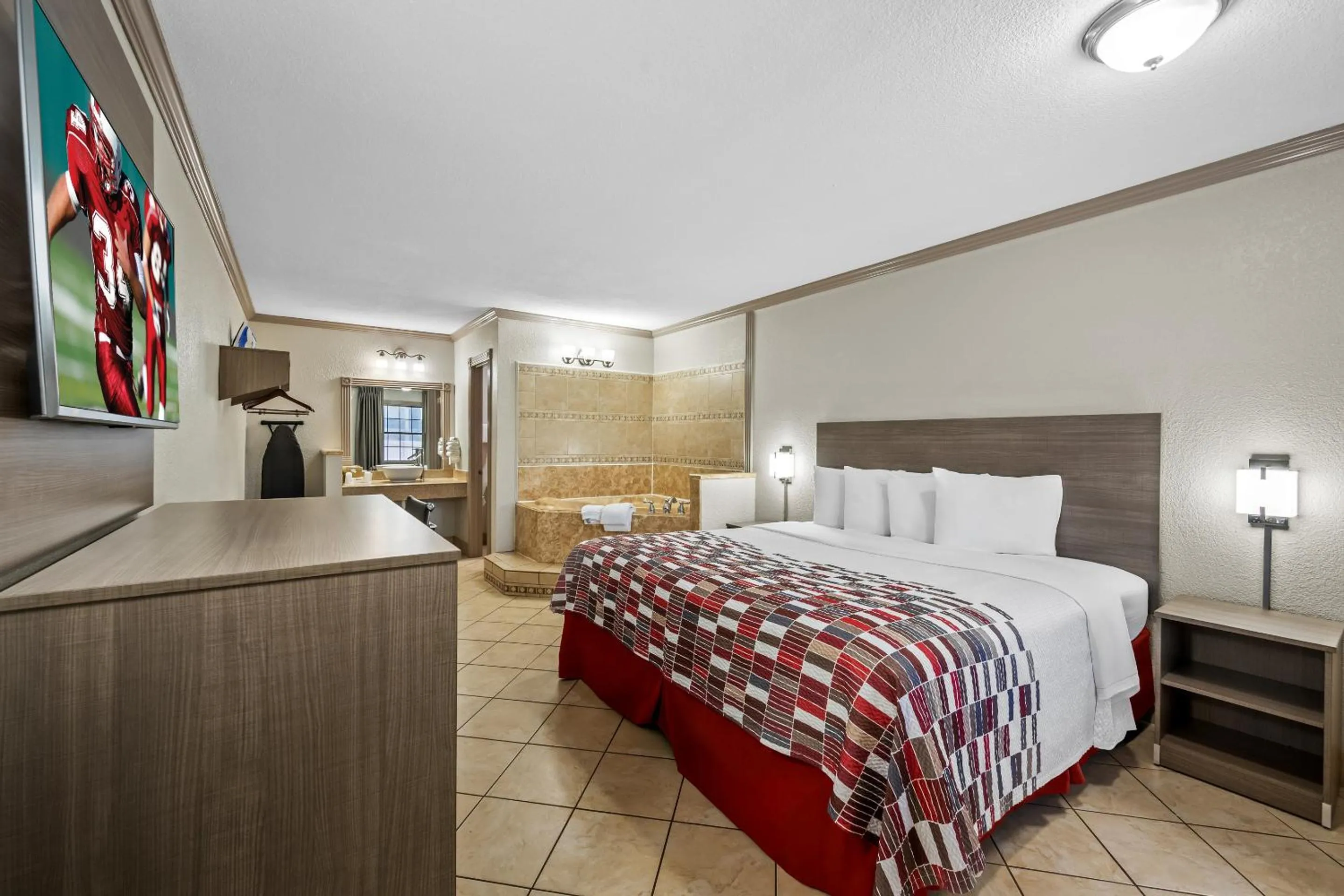 Photo of the whole room, Bed in Red Roof Inn College Station