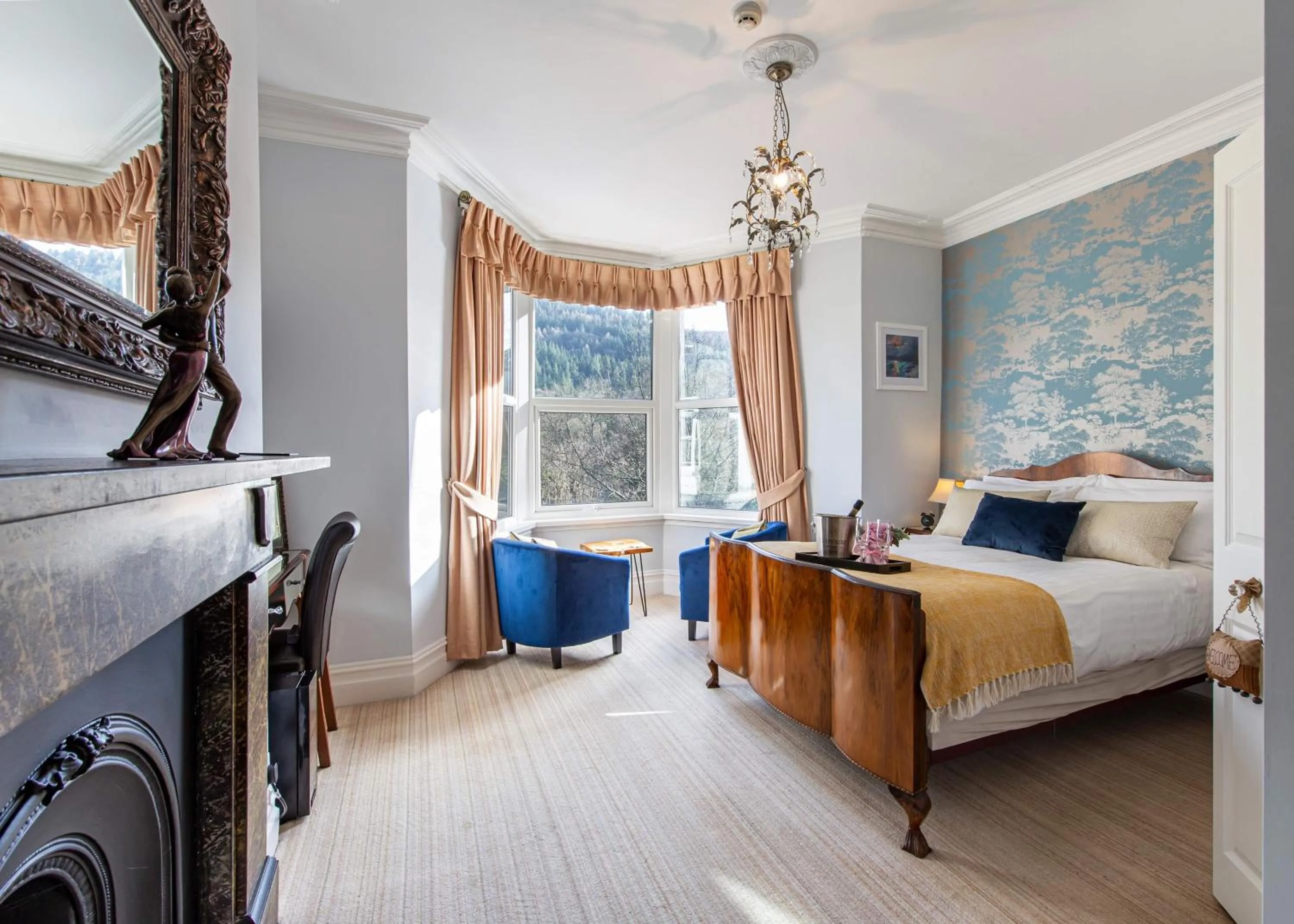 Photo of the whole room, Bed in Afon View