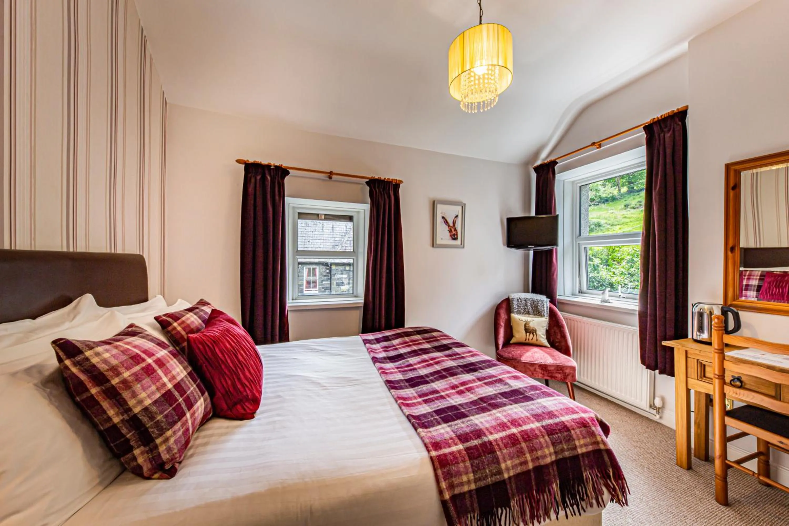 Photo of the whole room, Bed in Afon View