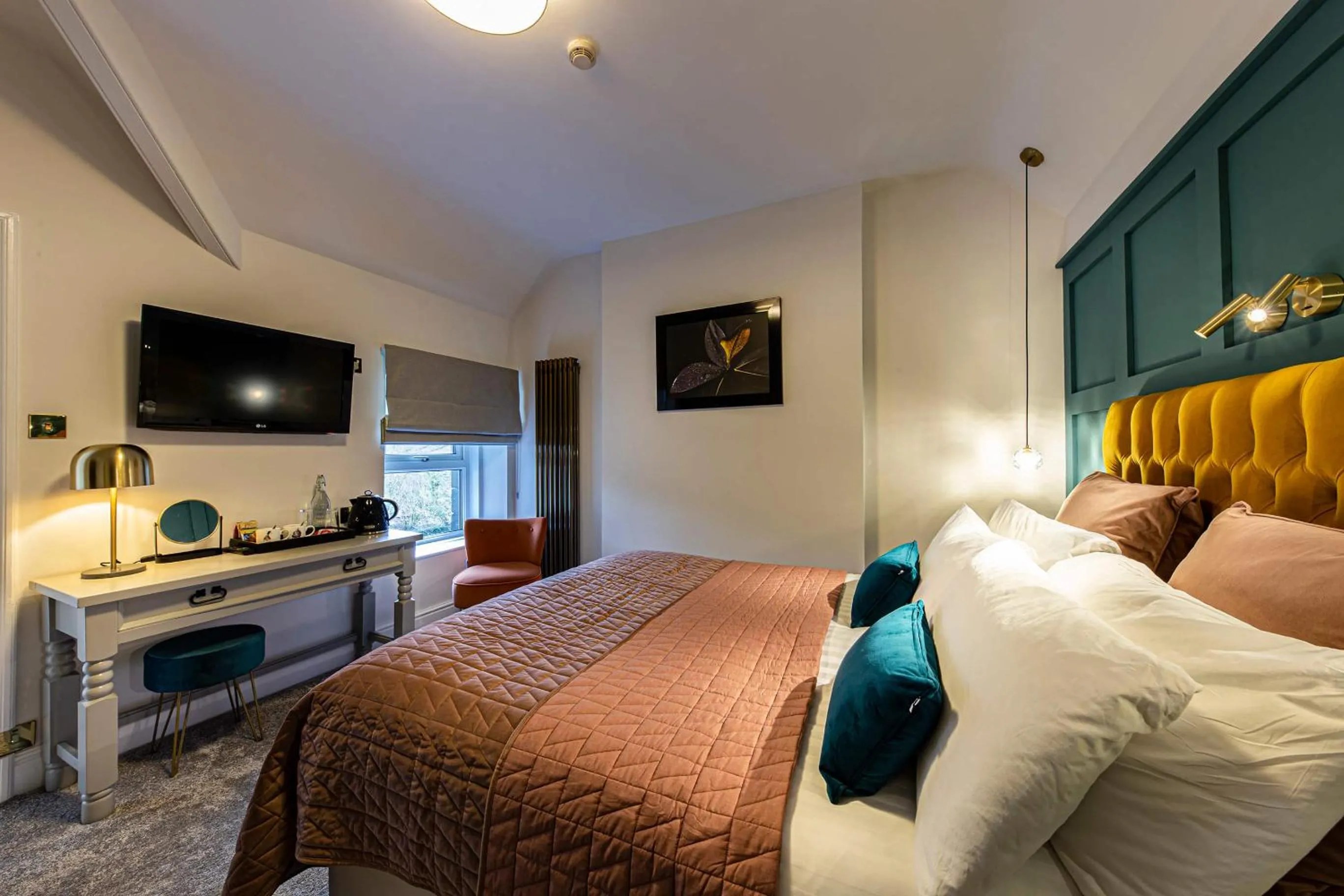 Photo of the whole room, Bed in Afon View