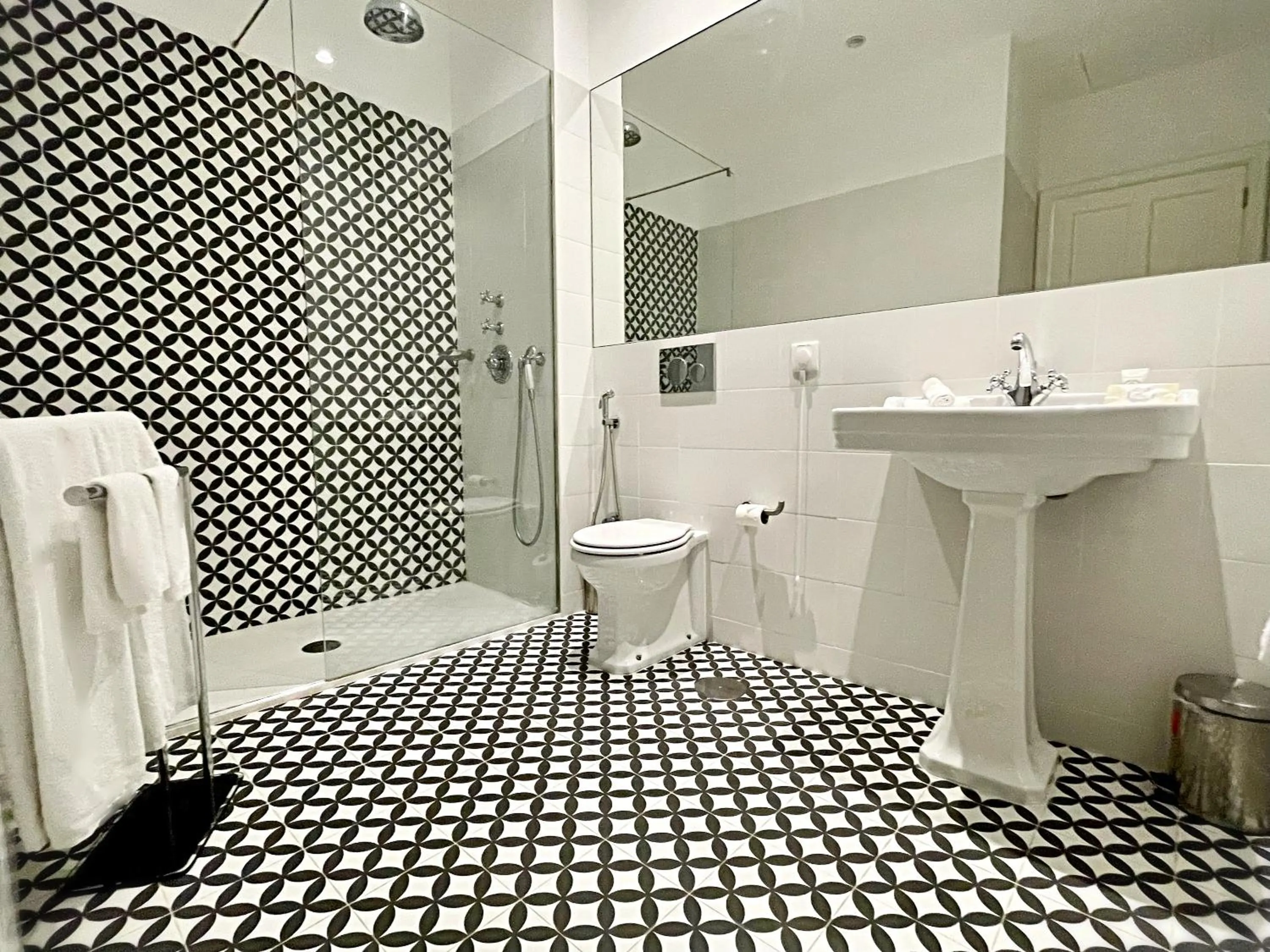 Toilet in Caléway Hotel