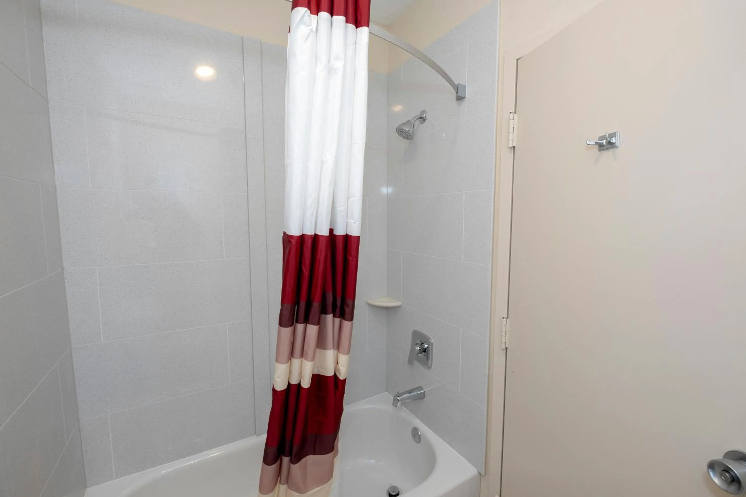 Bathroom in Red Roof Inn Warrenton