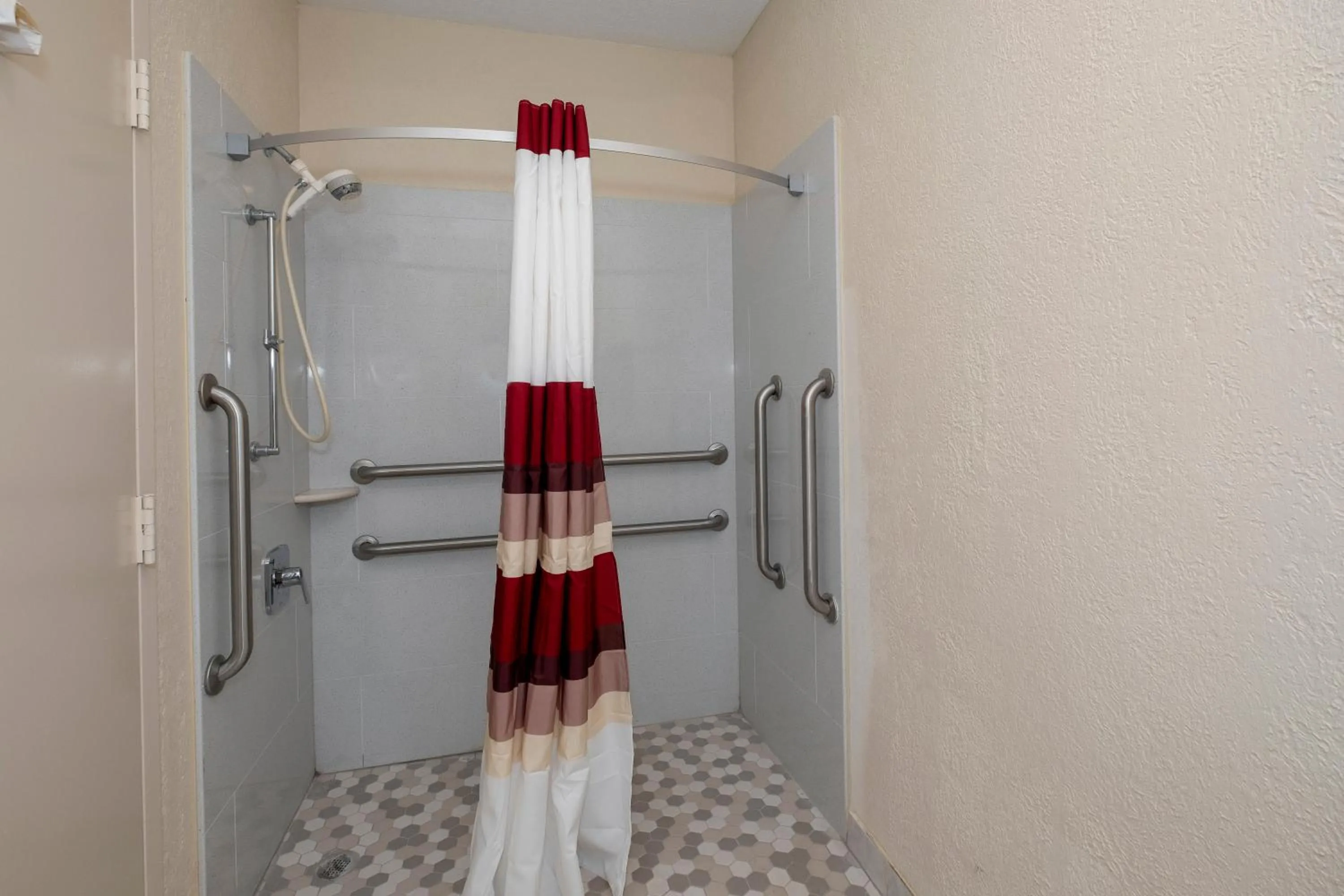 Bathroom in Red Roof Inn Warrenton